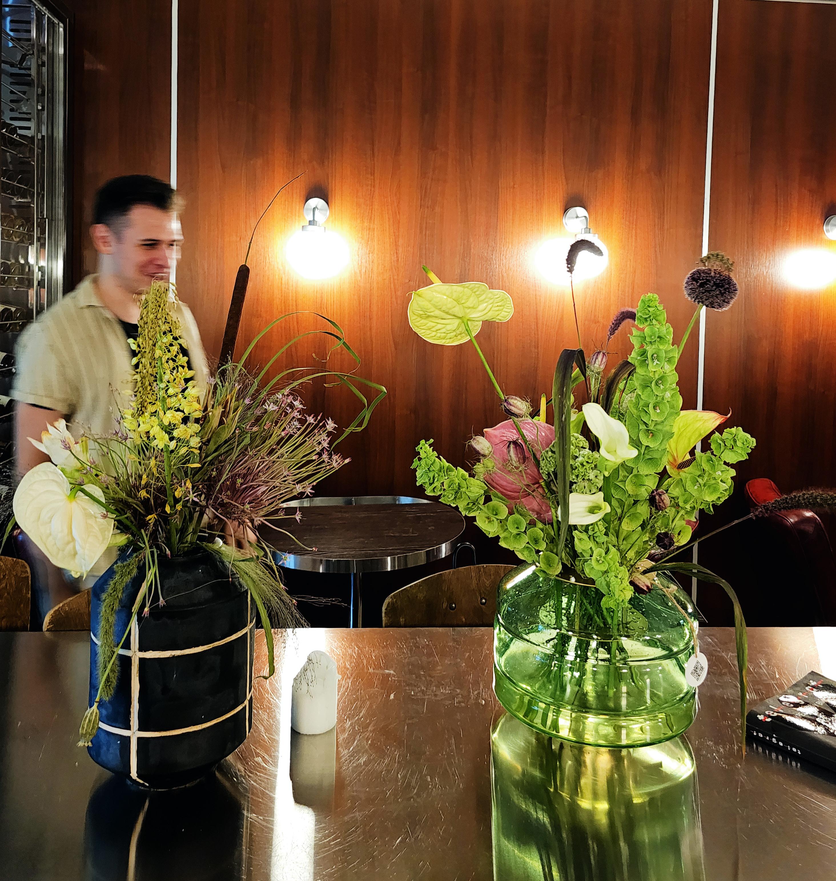 Große Glasvase mit Edelstahldeckel Eleganter dänischer italienischer Blumenakzent im Angebot 6