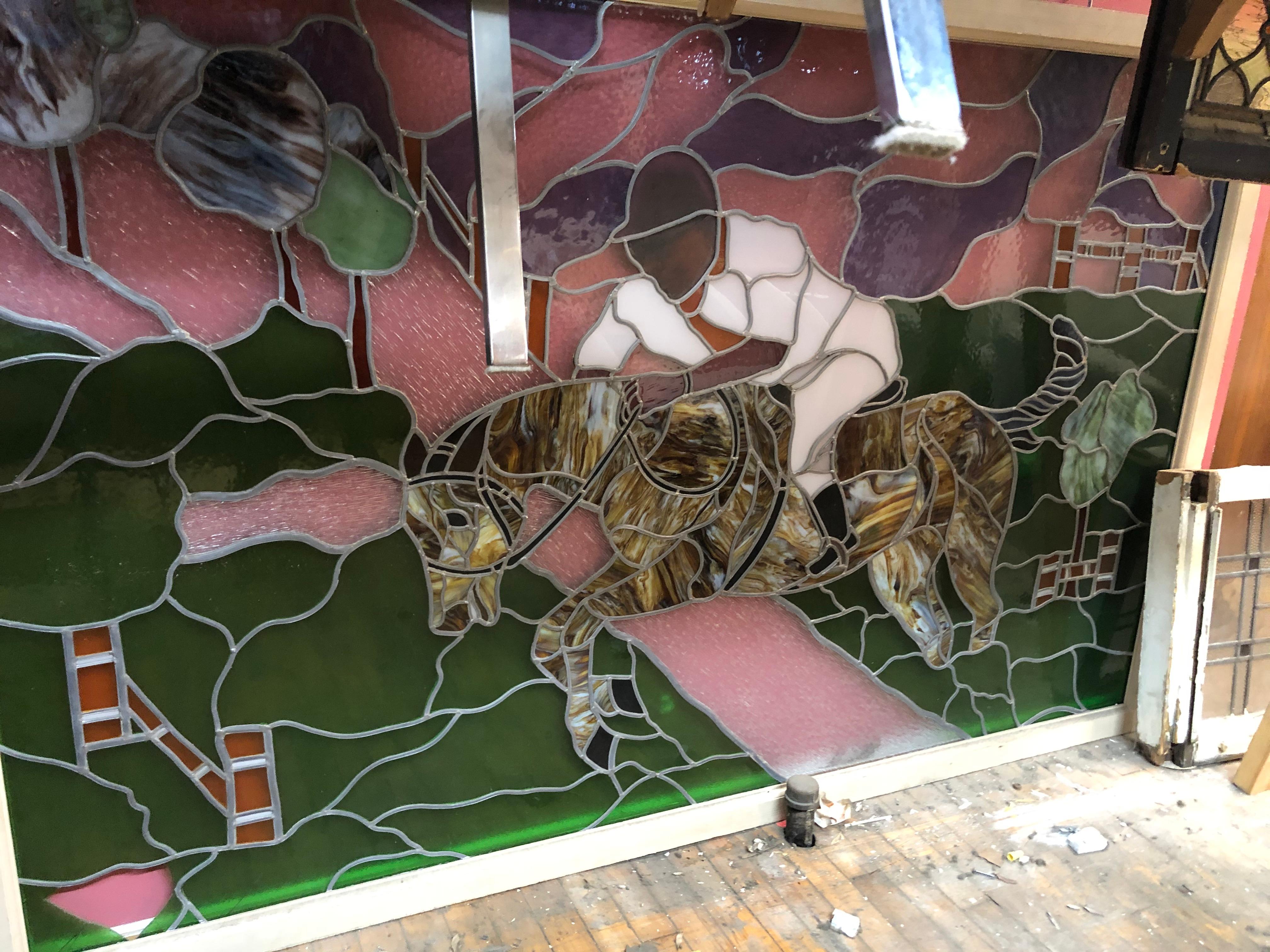 Großes Glasfenster mit Pferdereiter im Zustand „Gut“ im Angebot in Brooklyn, NY