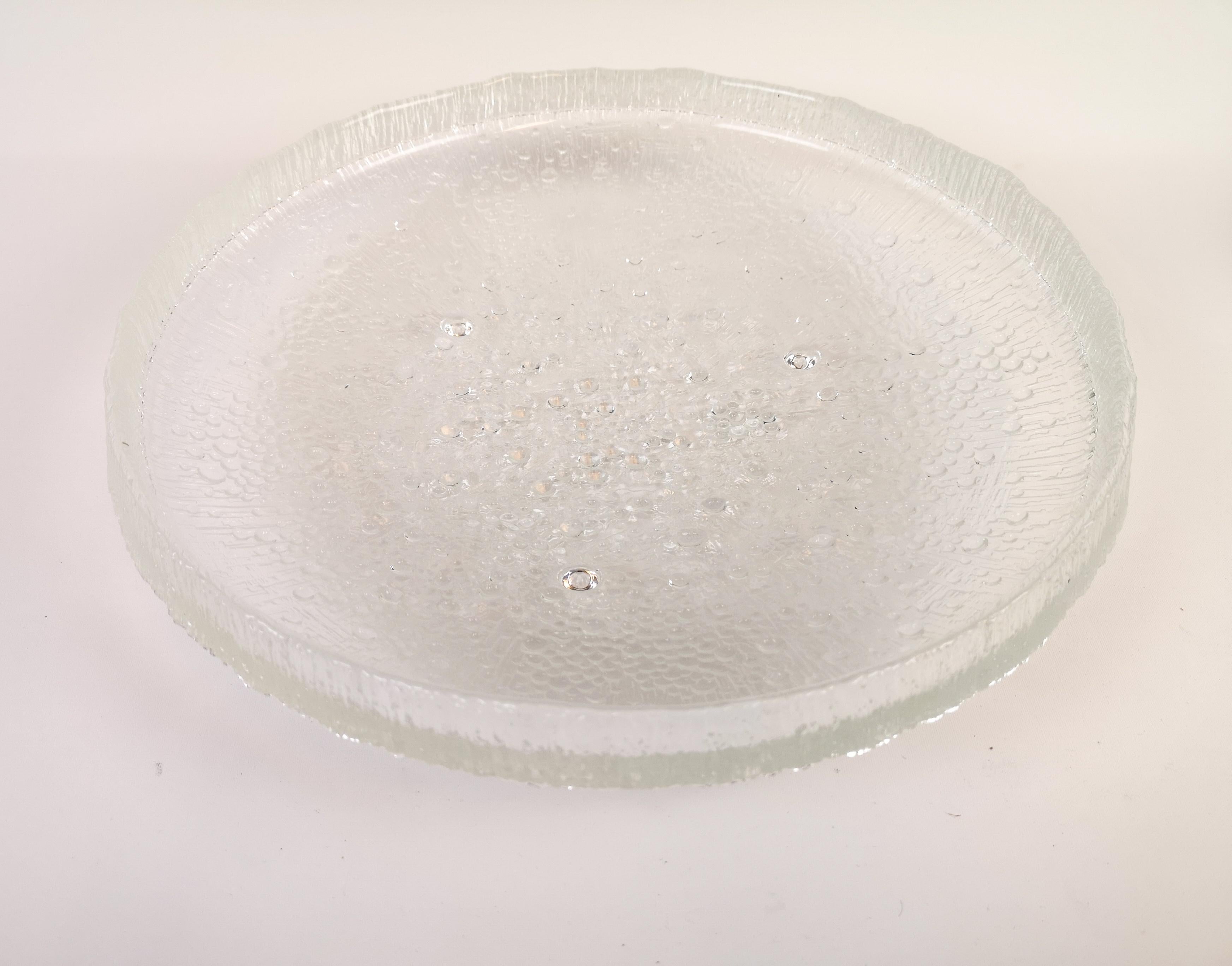 This large serving plate was designed by Tapio Wirkkala for Iittala in Finland.
It’s a rare piece and is very large for being out of this series.

Good condition.

Measures: D 37 cm, H 7 cm.
 