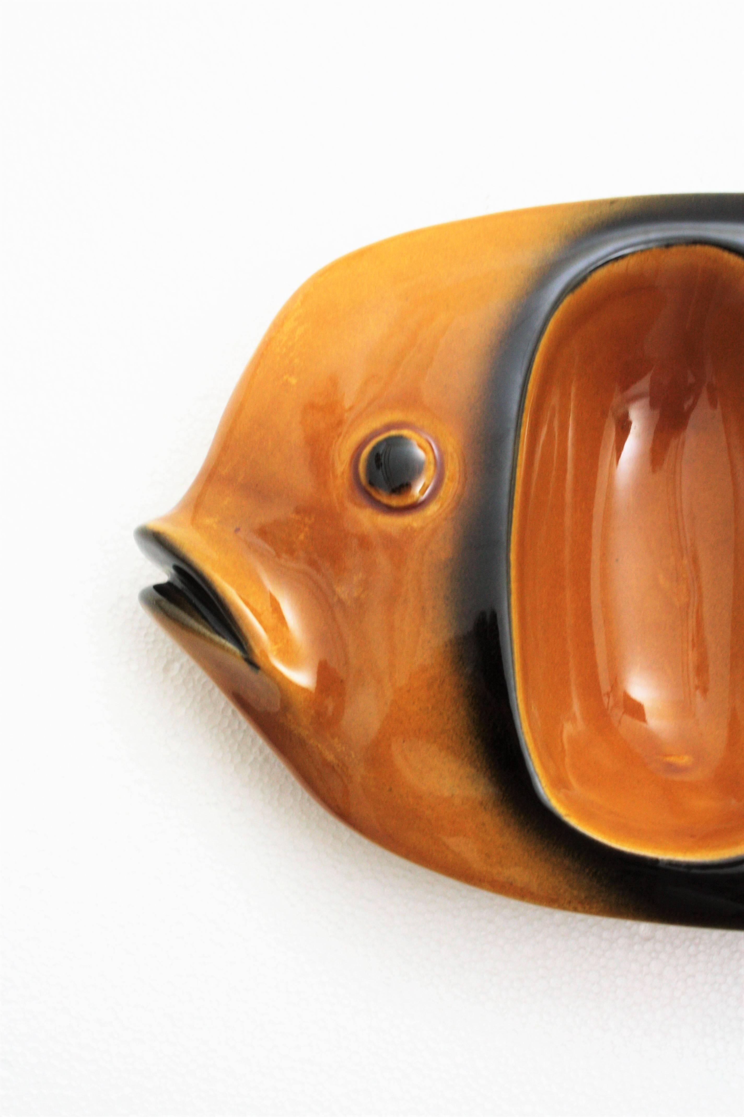 Large Glazed Ceramic Amber and Black Fish Platter / Wall Plate, Spain, 1950s
The perfect serving piece for entertainment or party with four compartments.
It can be hang on the wall with more ceramic fish plates or platters to create a cool wall