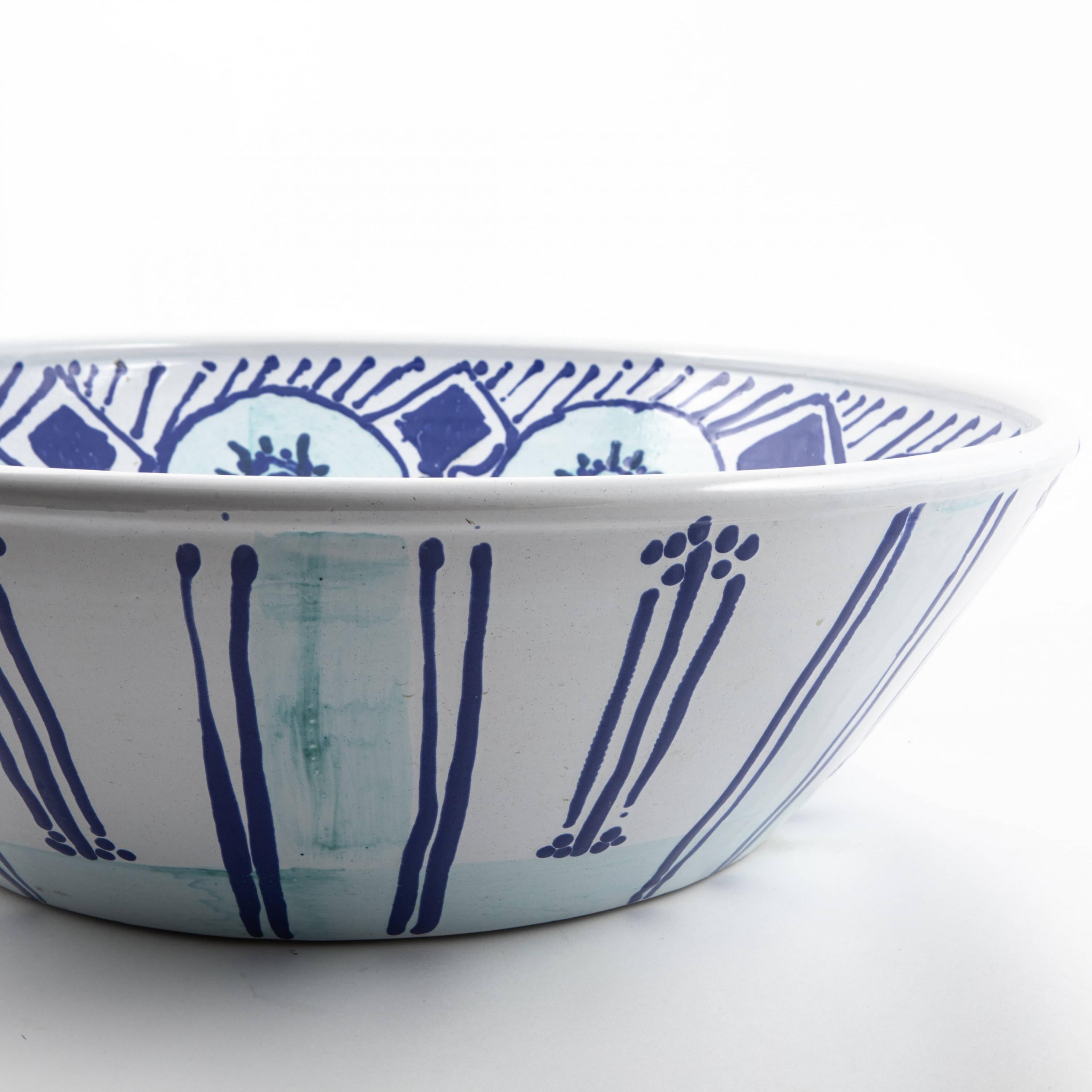 Moderno Grande piatto in ceramica smaltata. Firmato 