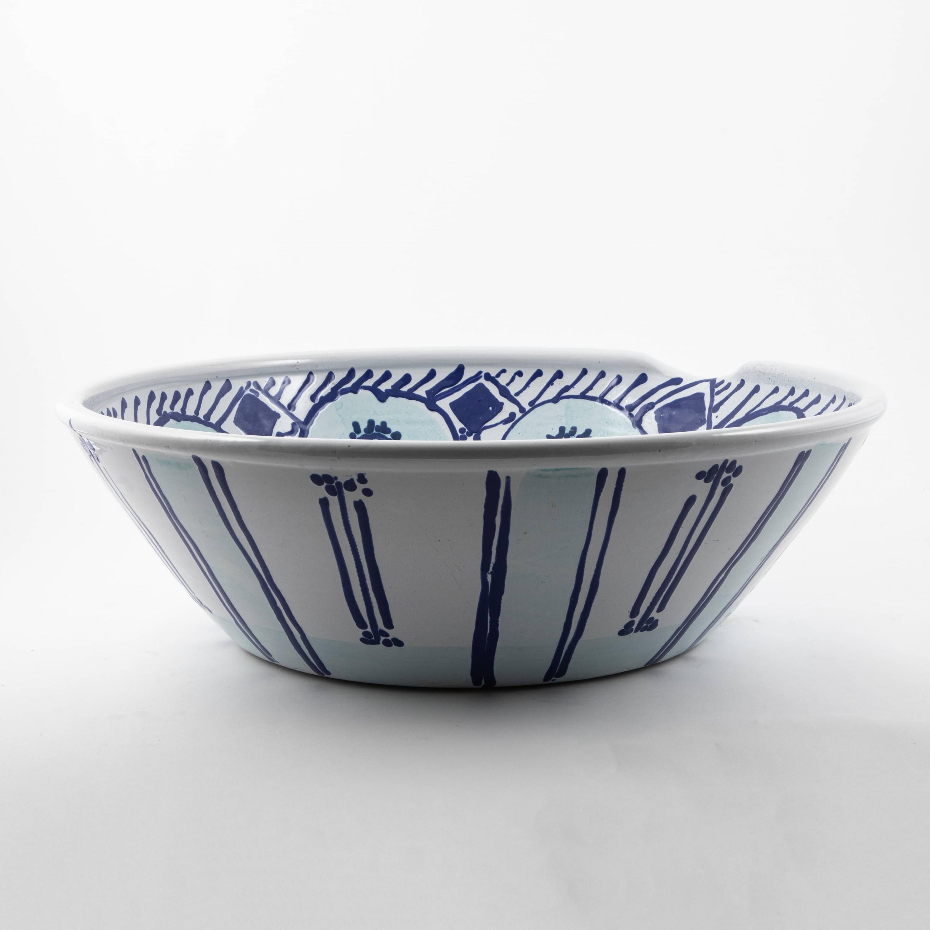 Grande piatto in ceramica smaltata. Firmato 