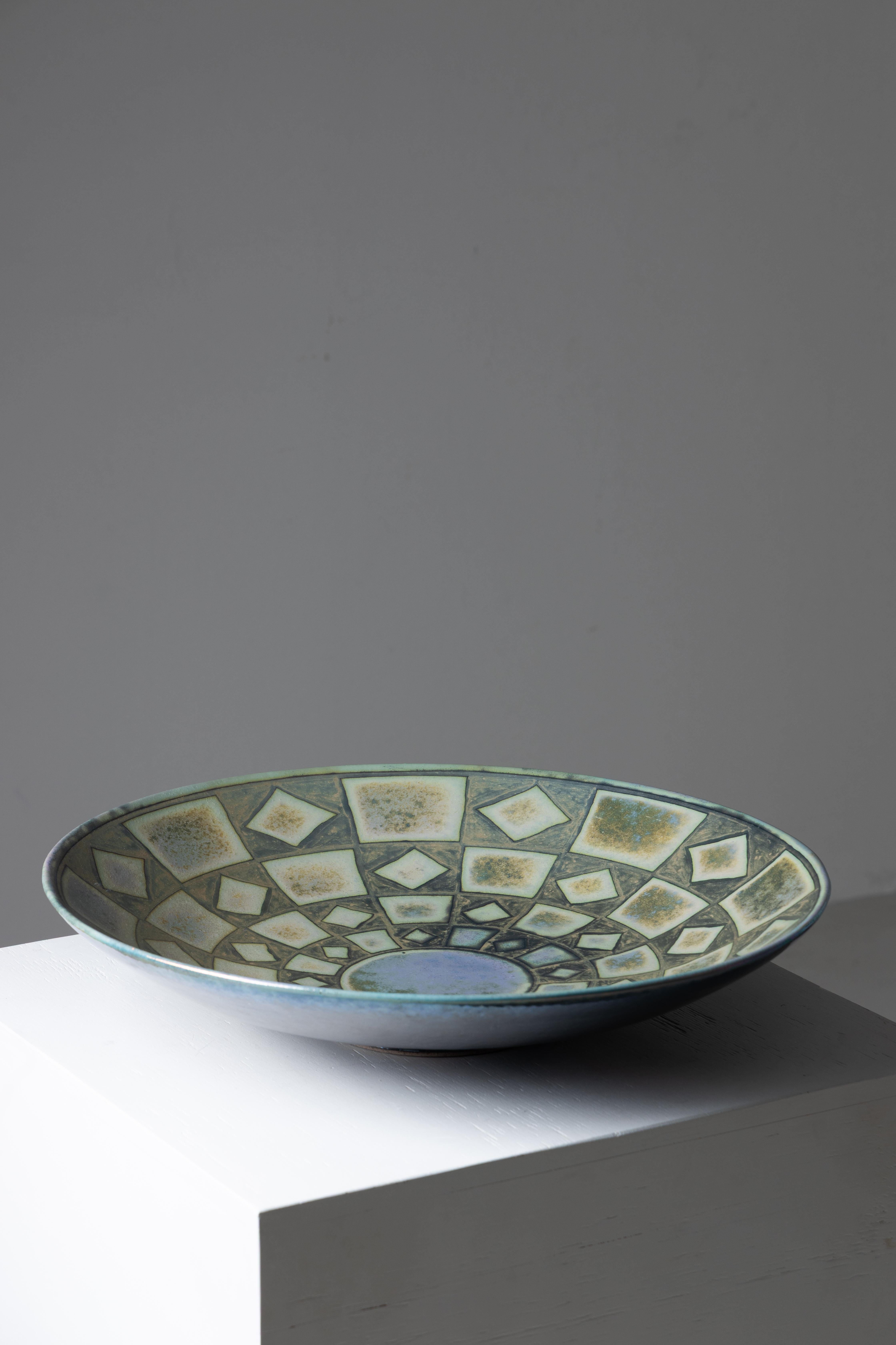 Large glazed ceramic plate centerpiece green and blue In Good Condition For Sale In Milano, Lombardia