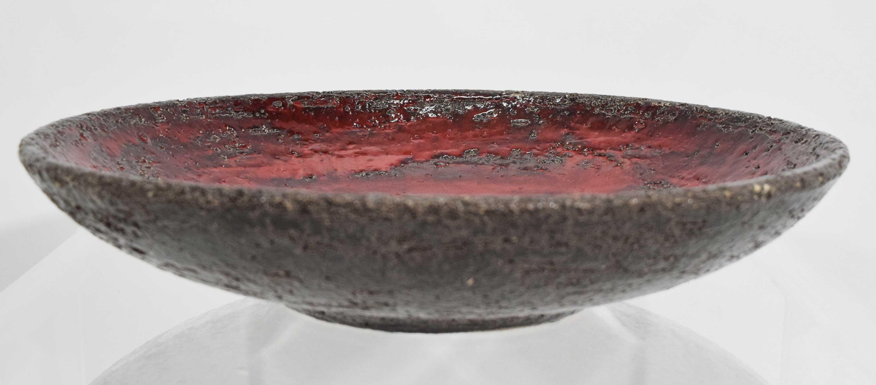 Beautiful large Studio Pottery charger in red and black, 1950s.