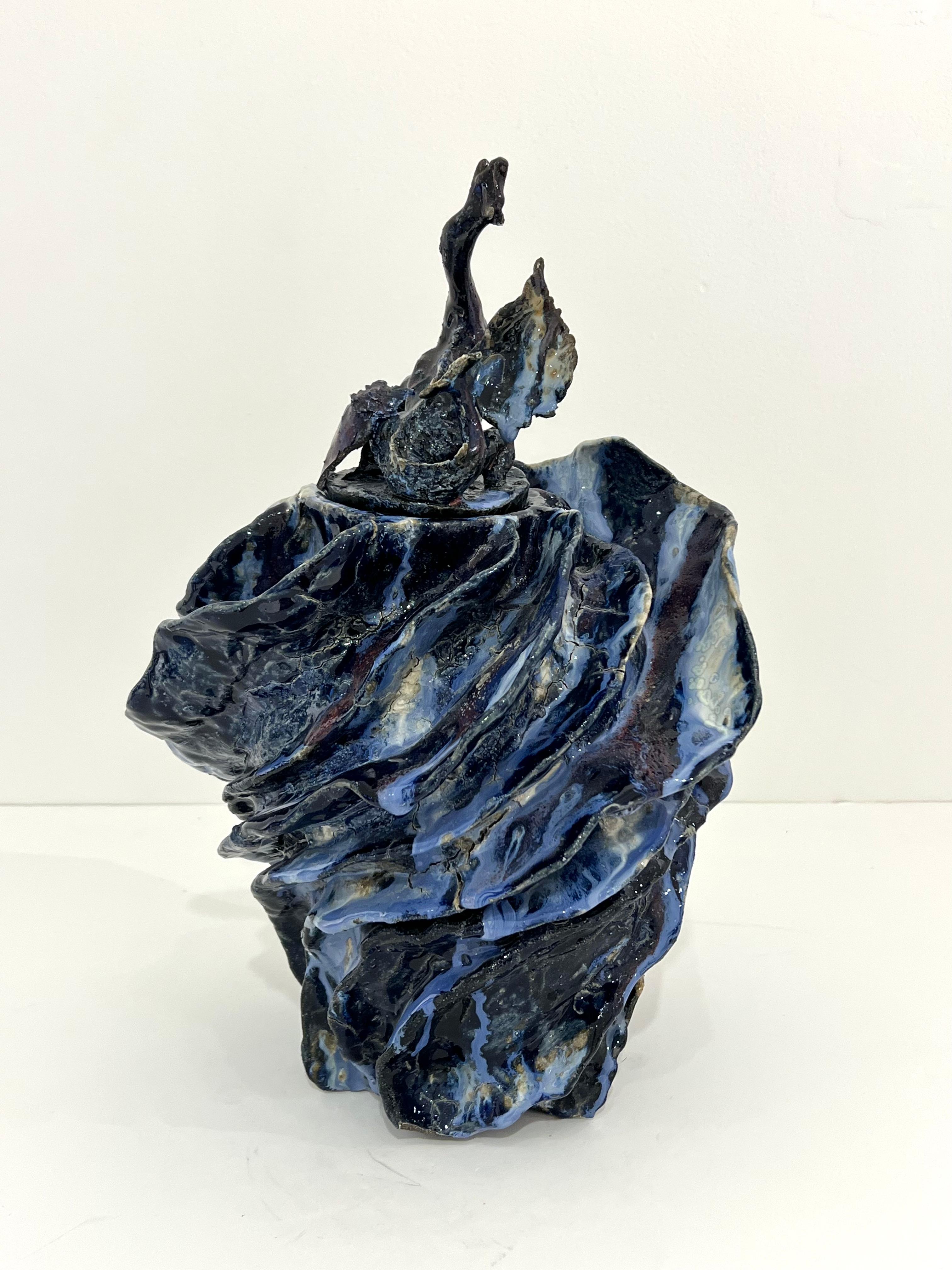 Vaso scultoreo di grandi dimensioni in ceramica smaltata con motivo a drago realizzato dal ceramista danese contemporaneo Henrik Folsgaard. Il suo lavoro ricorda l'artista americano George Ohr, il cui lavoro è stato considerato un primo esempio di