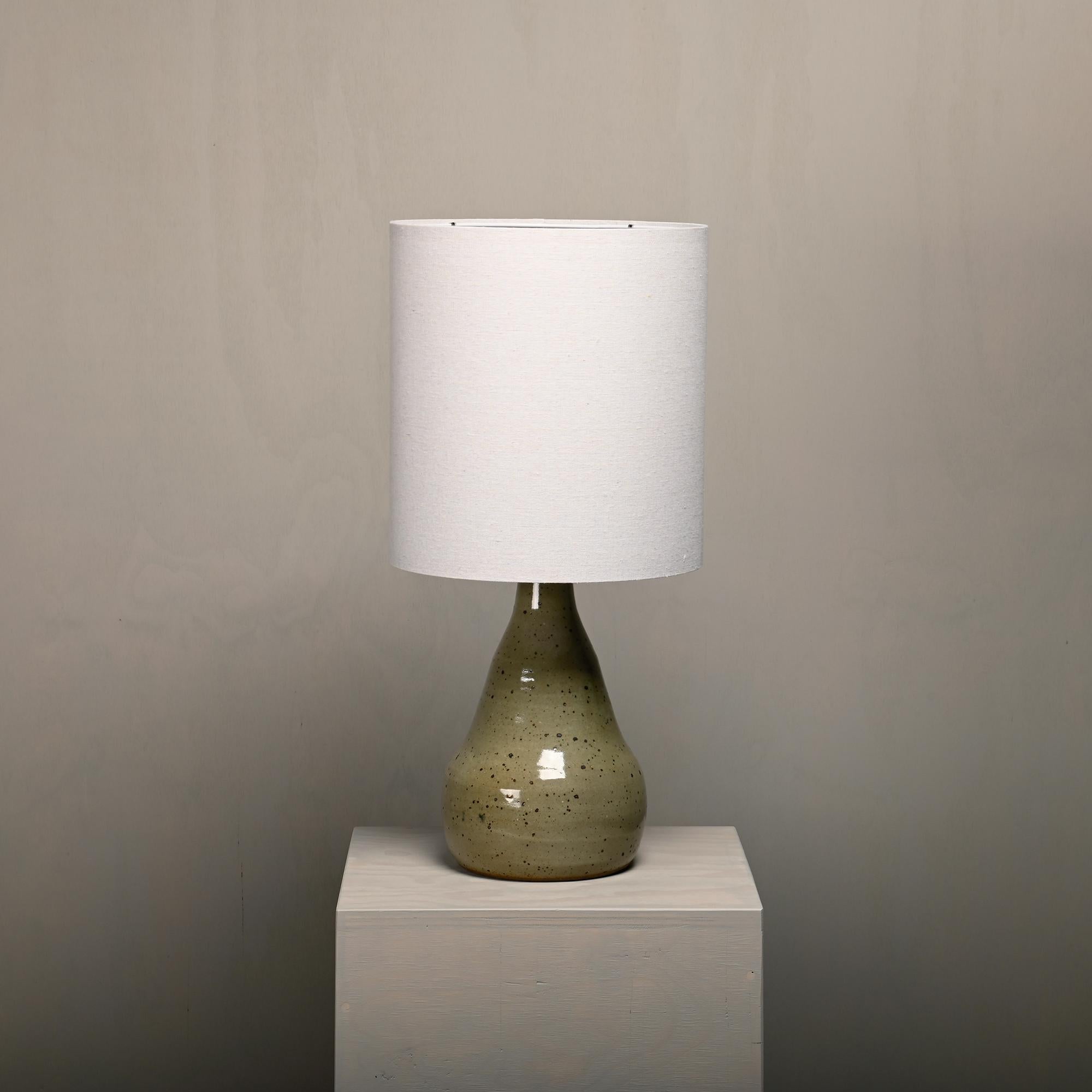 Grande lampe de table en céramique, France, années 1960. La base de la lampe est faite à la main en argile cuite et émaillée et est en très bon état. Le câblage a été renouvelé et équipé d'une douille en laiton (E26/E27). Convient aux prises de