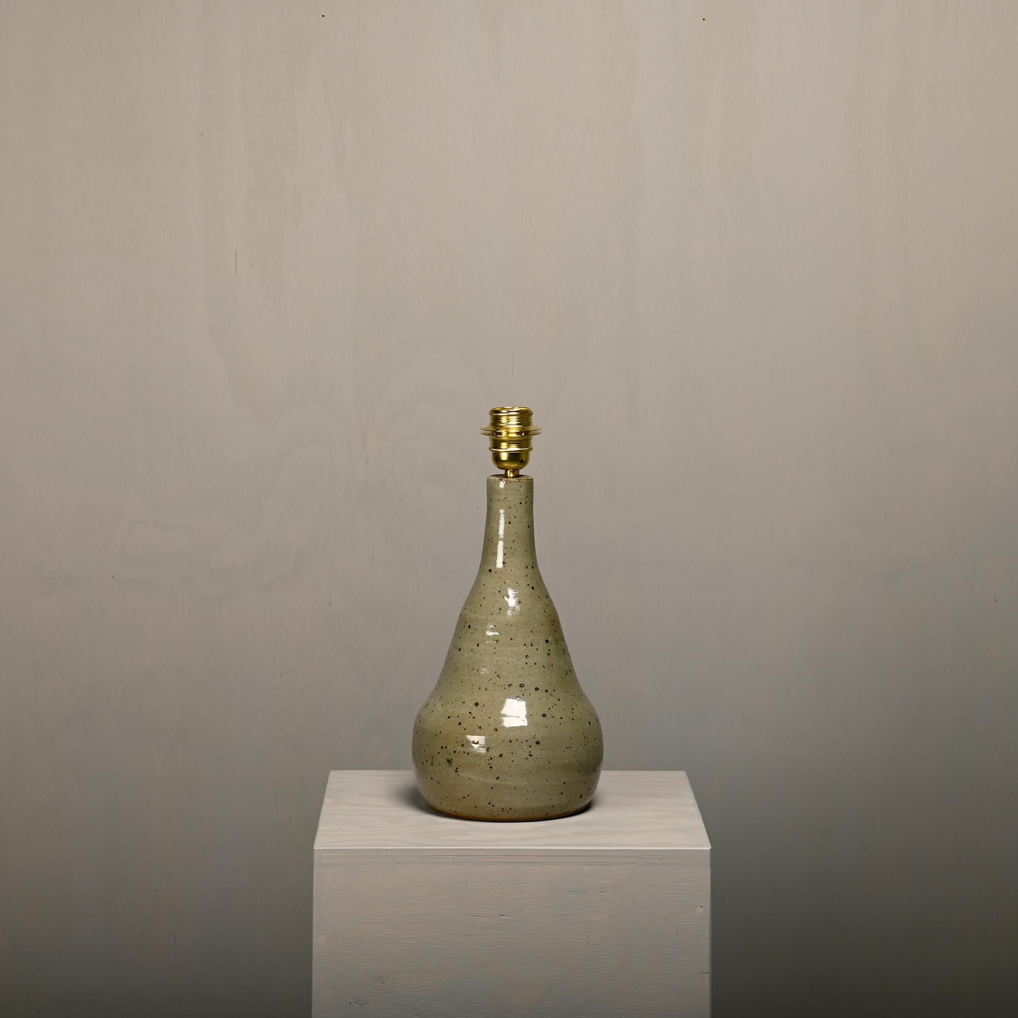 Français Grande lampe de table en céramique émaillée dans les tons verts, France années 1960 en vente