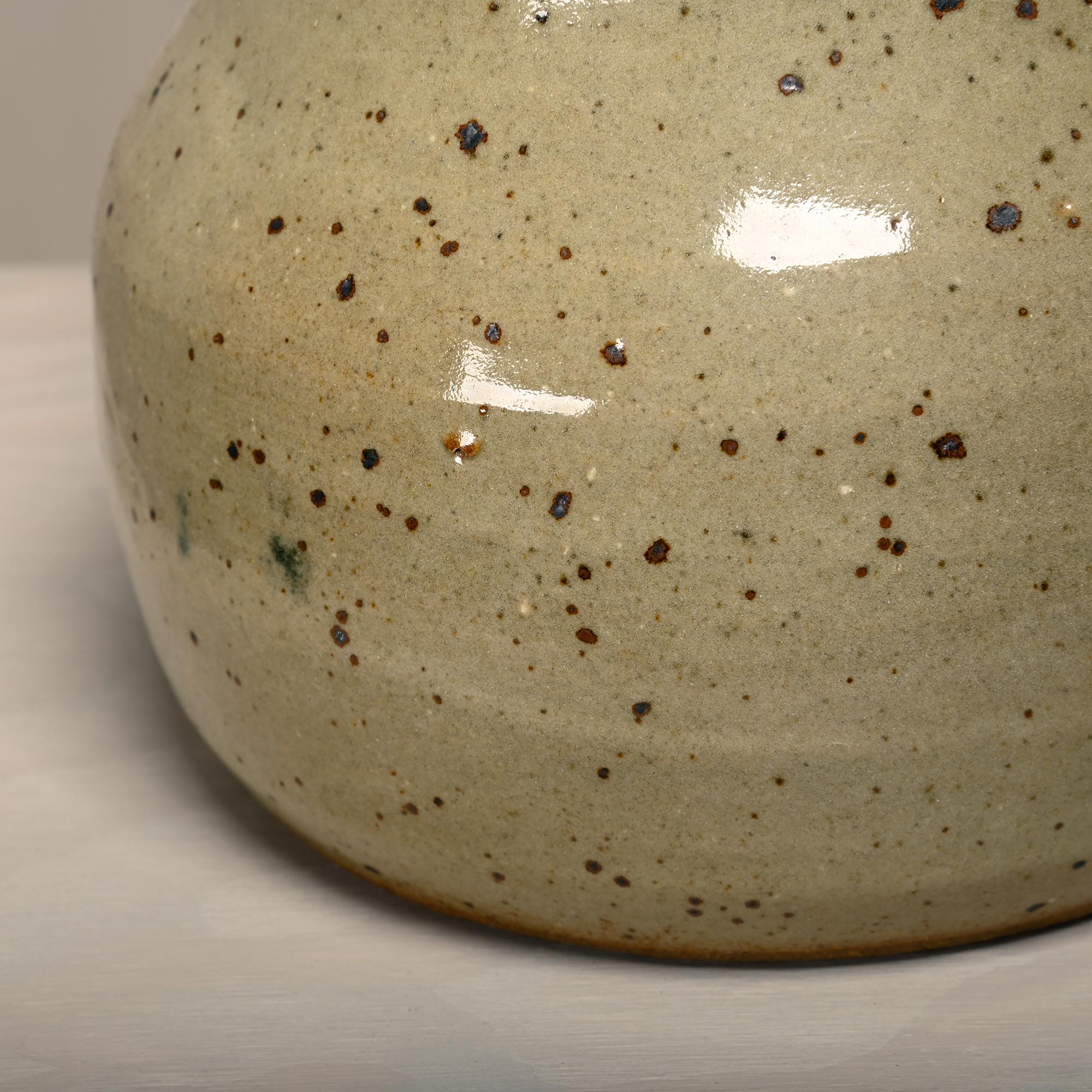 20ième siècle Grande lampe de table en céramique émaillée dans les tons verts, France années 1960 en vente