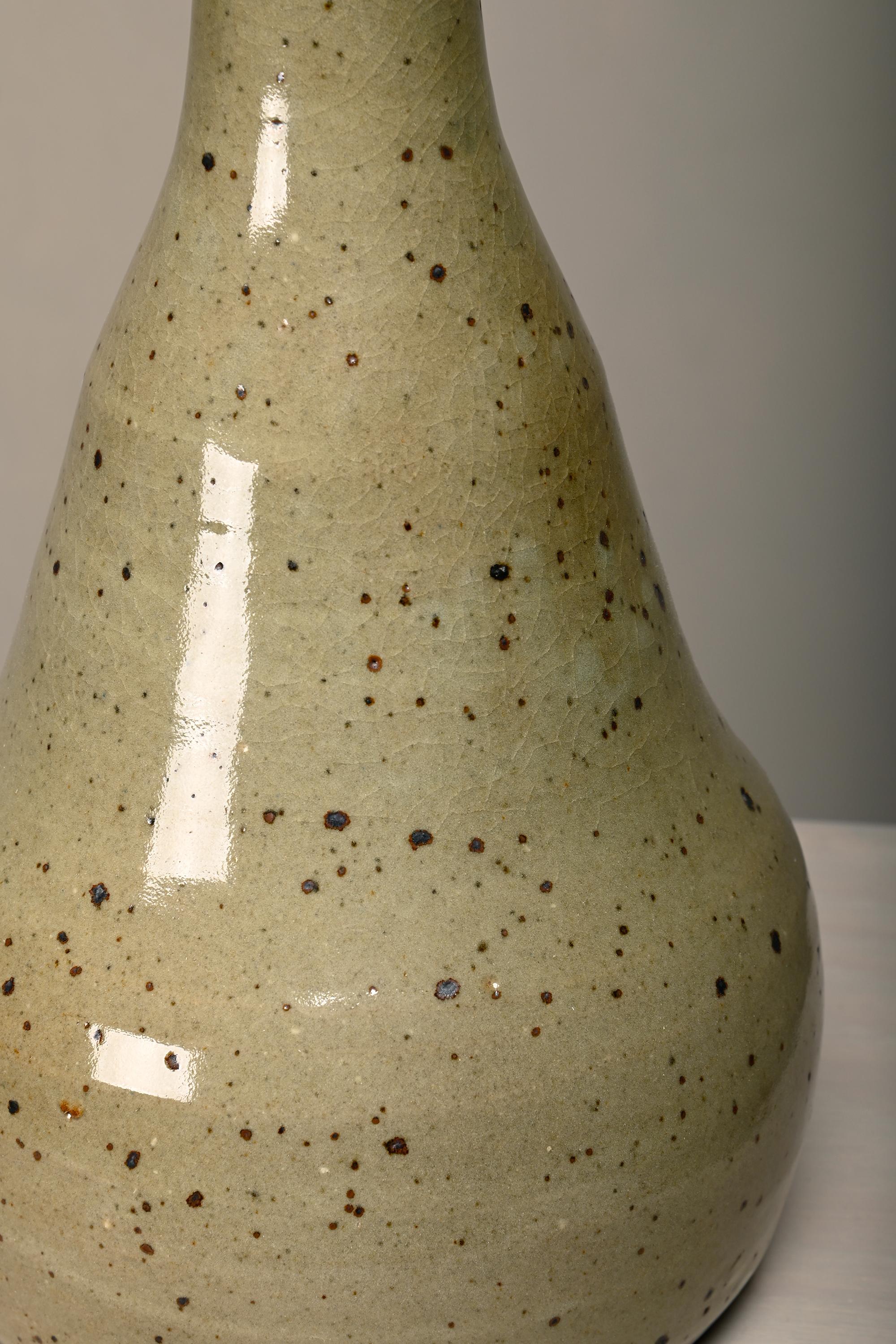 Céramique Grande lampe de table en céramique émaillée dans les tons verts, France années 1960 en vente