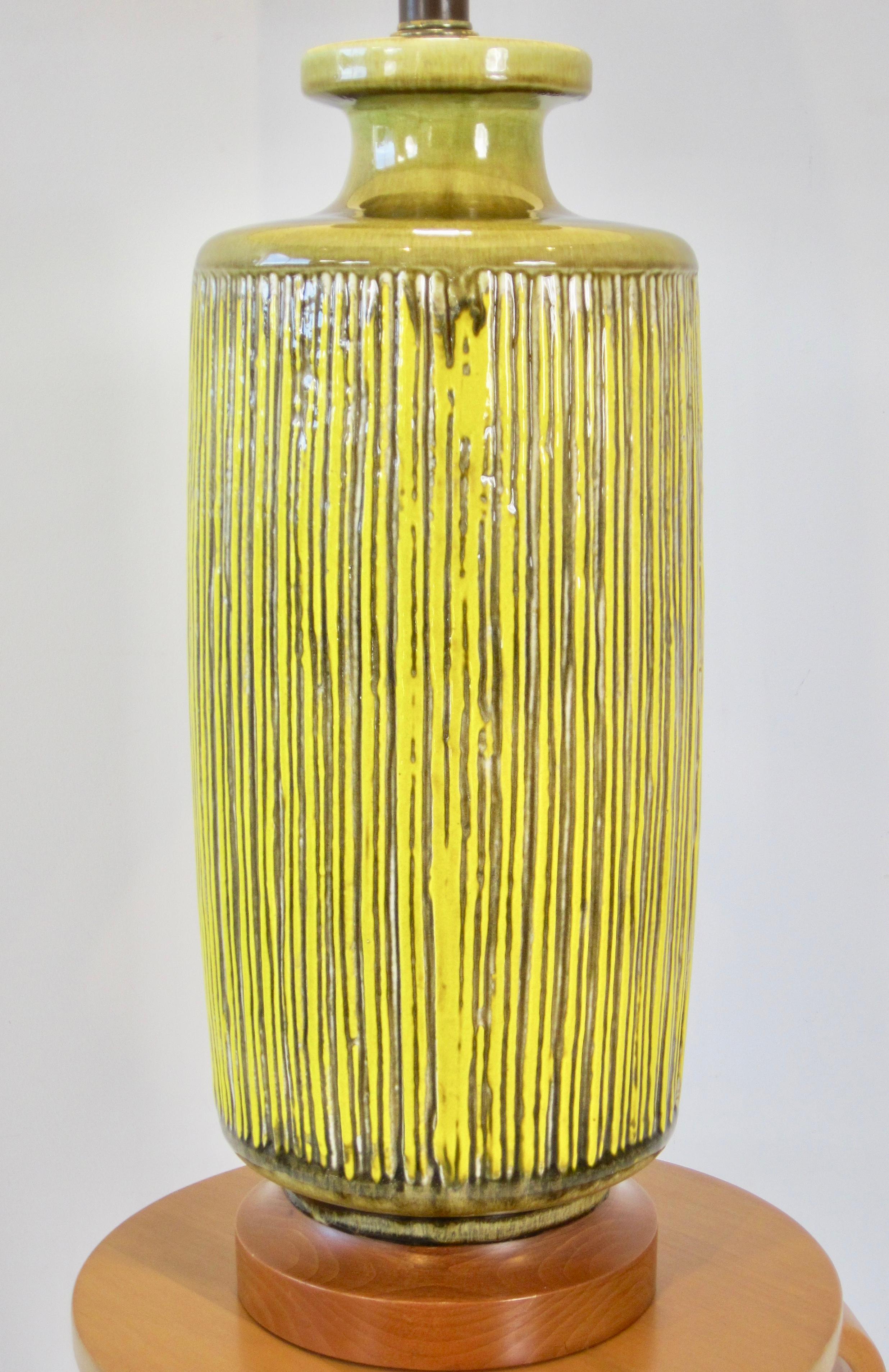 Vernissé Grande lampe de table en céramique émaillée avec abat-jour monumental en vente