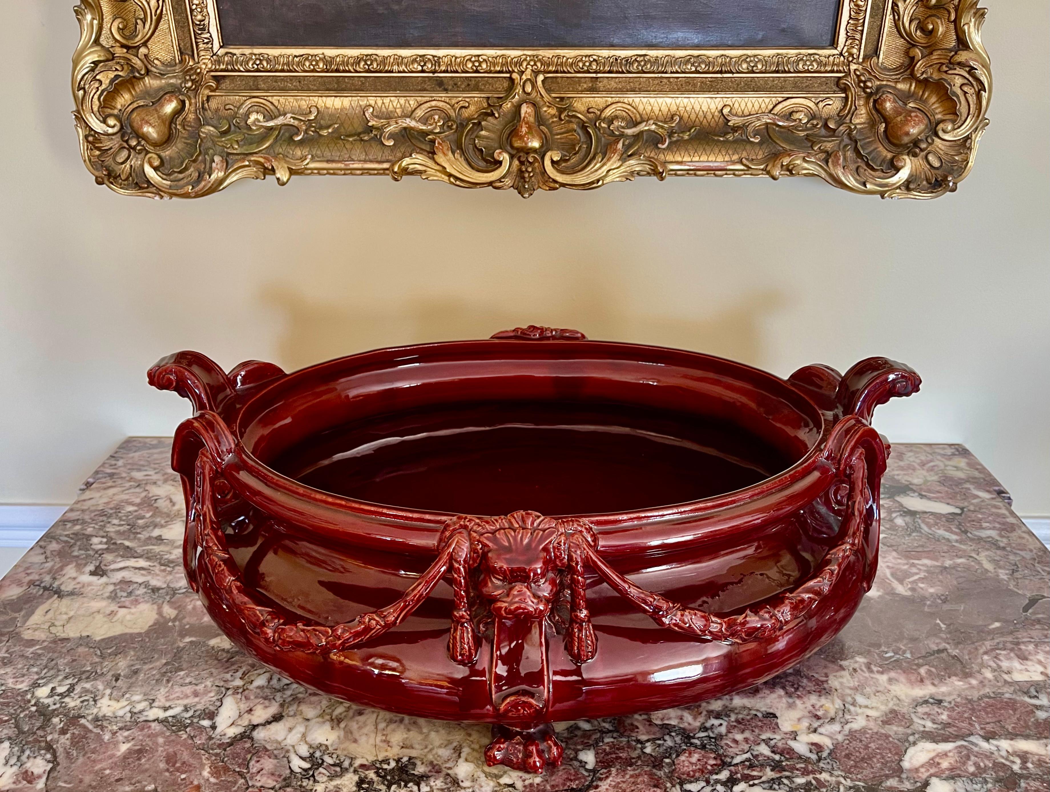 Grande jardinière en céramique émaillée de couleur rouge cerise de la période Napoléon III datant du 19ème siècle. 
Dimensions intérieures : H 12cm x L 41.5cm x W 29cm