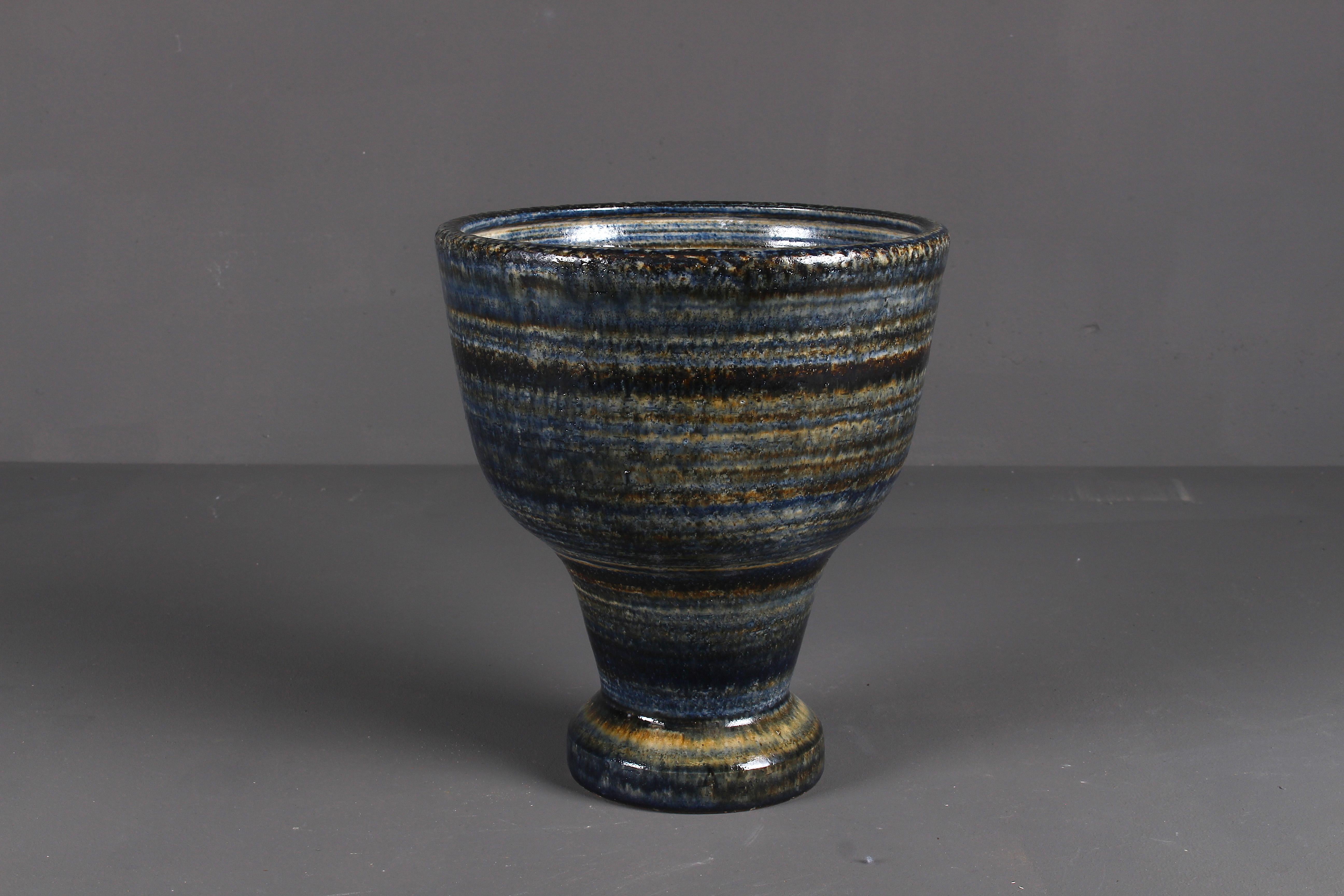 Rare large vase or bowl designed by Meindert Zaalberg in the late 1950s for Zaalberg Pottery Holland.
With different earth tones glazed terracotta, this unique piece of decorative art gives a very natural feeling in your home.
Signed with Zaalberg