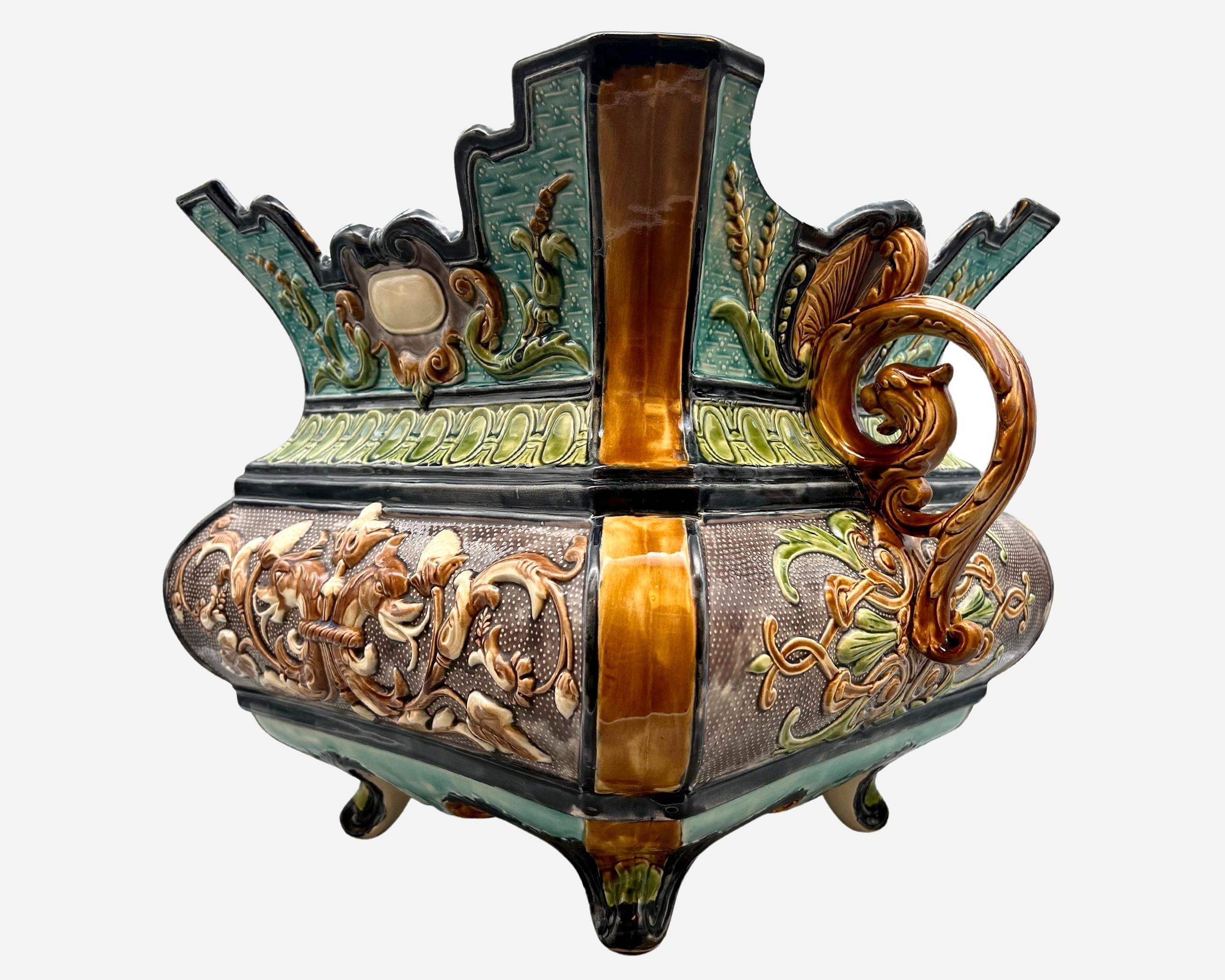Large glazed earthenware cachepot with relief decoration of flowers, arabesques and griffins in cartouches.
Griffin-shaped handles.

The Onnaing earthenware factory was founded on February 2, 1821 by brothers Ferdinand-Louis de Bousies, Charles de