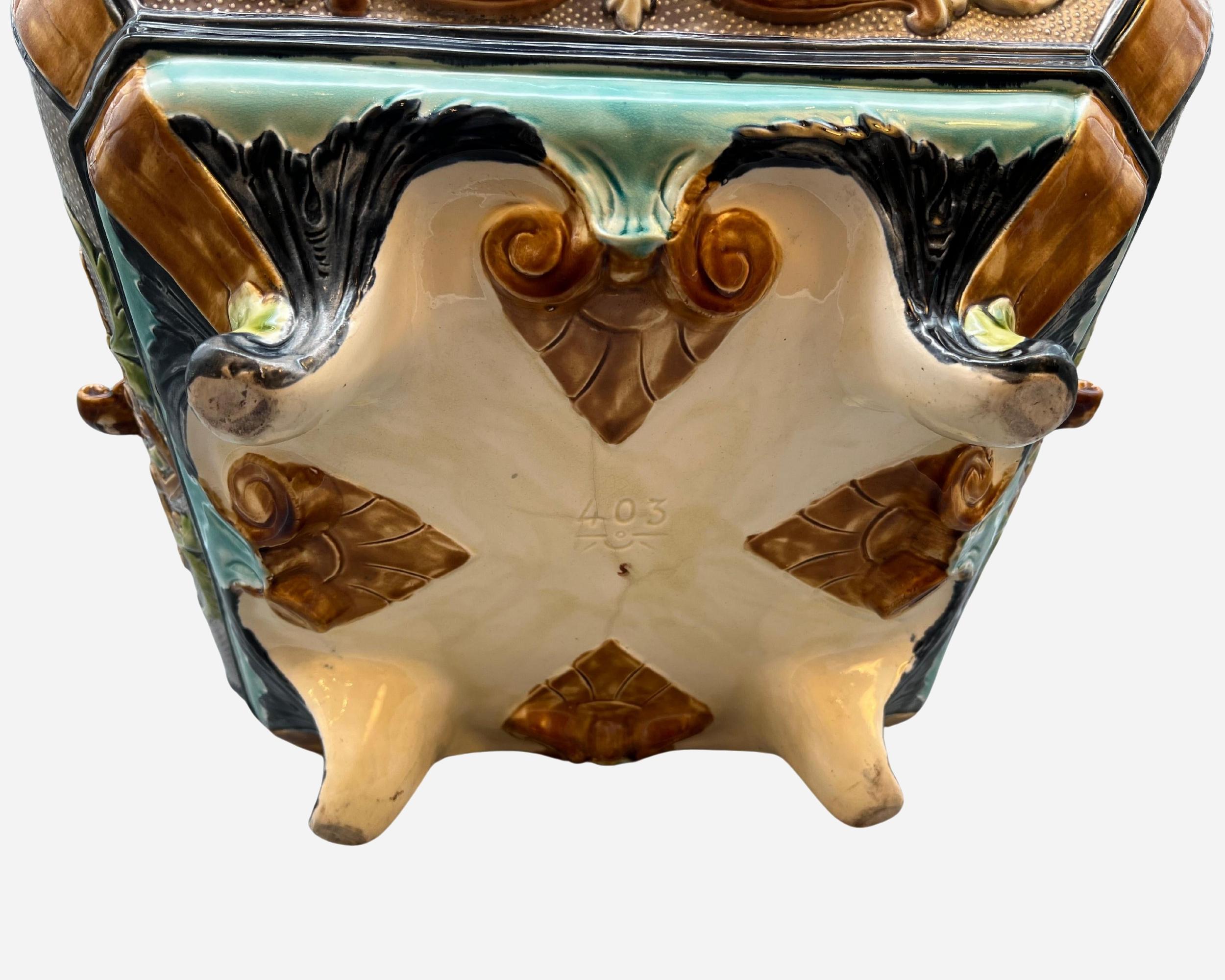 Grand cache-pot en faïence émaillée, Faïencerie d'Onnaing, Onnaing, France, circa Bon état - En vente à Paris, FR