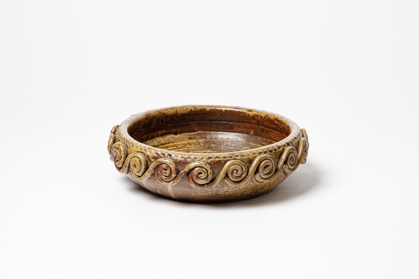 Grande tazza in ceramica smaltata con decorazione modellata da André Rozay.
Firma dell'artista sotto la base 
