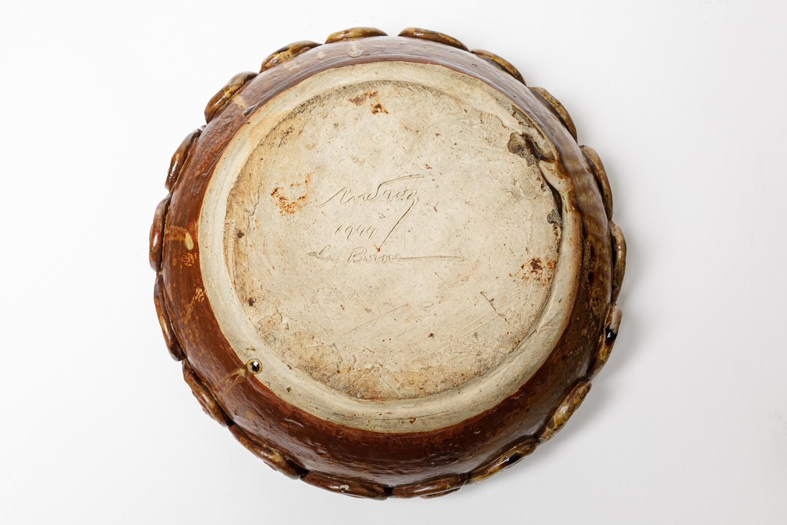 XX secolo Grande ciotola in gres smaltato con decorazione modellata di André Rozay, circa 1945. in vendita