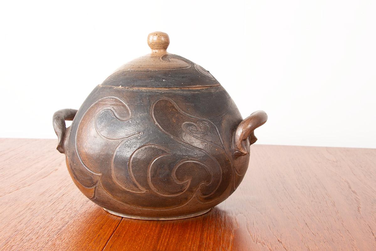 Superbe grand pot, pouvant être utilisé comme soupière, comme bonbonnière ou comme bibelot.
Georges Martin (1932-2020) est un céramiste français, formé à l'École Boulle, réputé pour ses vases en grès émaillé décorés de motifs animaliers. Il a