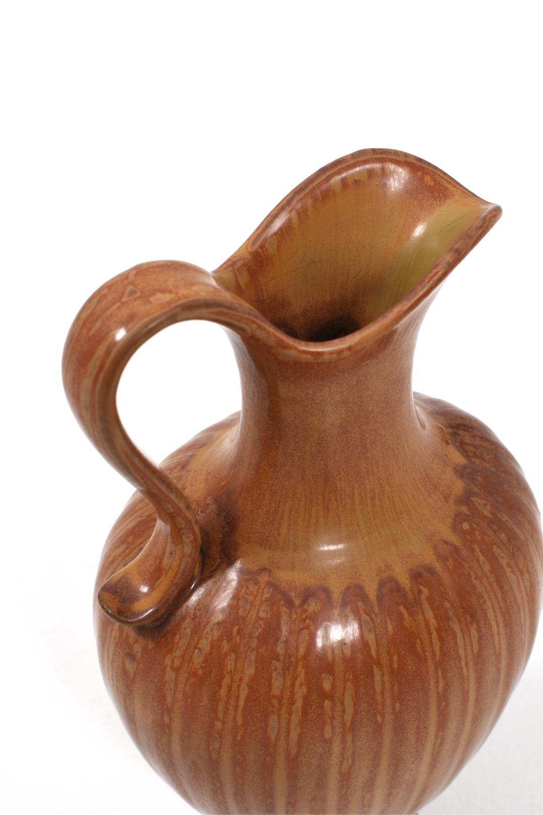 Die Vase ist in gutem Zustand, aber da es sich um ein gebrauchtes Sortiment handelt, gibt es kleinere Schönheitsfehler. Siehe die Nahaufnahme der Vase. Insgesamt ist die Vase in sehr gutem Zustand. Man kann sie so wie sie ist vor sich haben oder mit