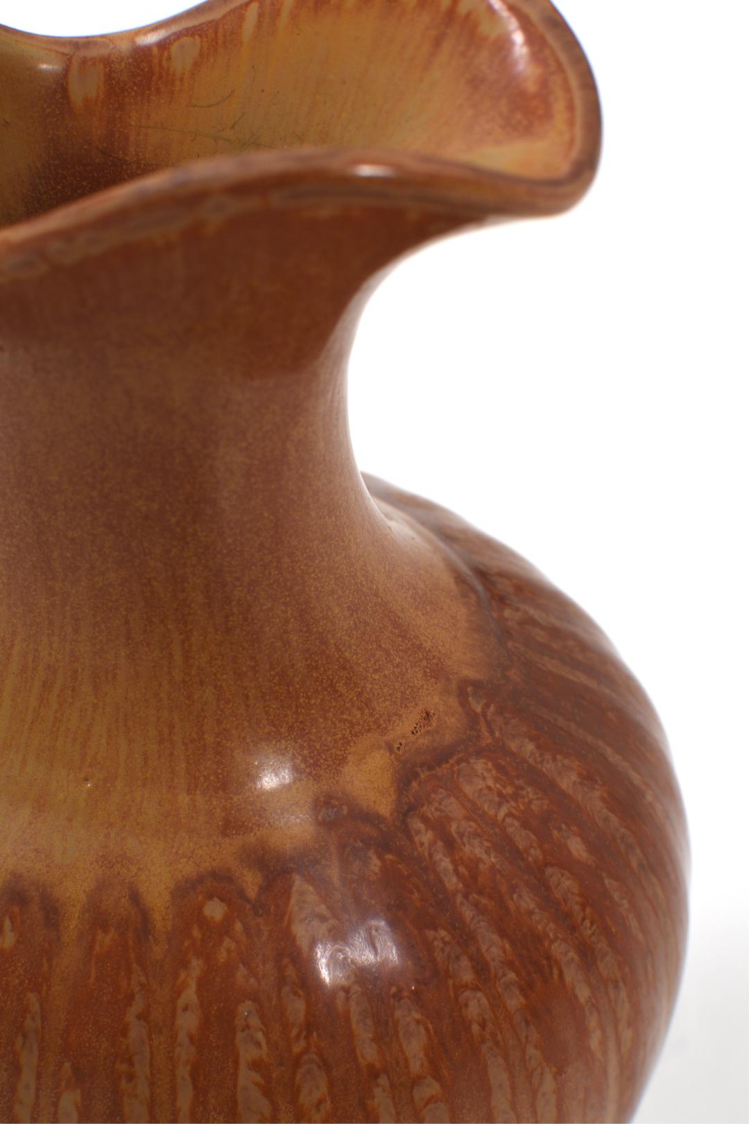 Milieu du XXe siècle Grand vase en grès émaillé avec anse par Gunnar Nylund pour Rörstrand en vente