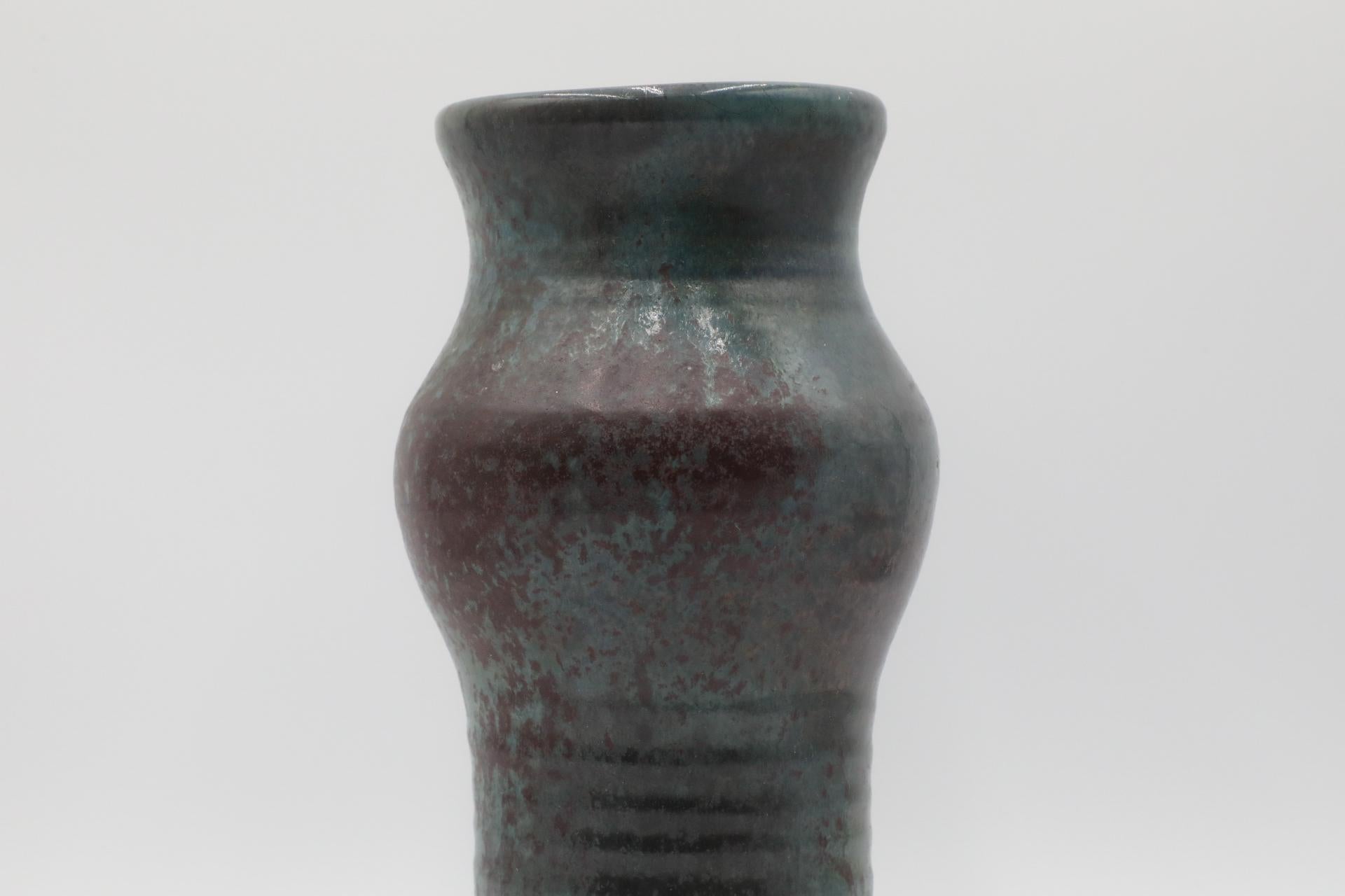 Vaso grande in ceramica marrone e verde acqua smaltata con etichetta del fiorista in vendita 2