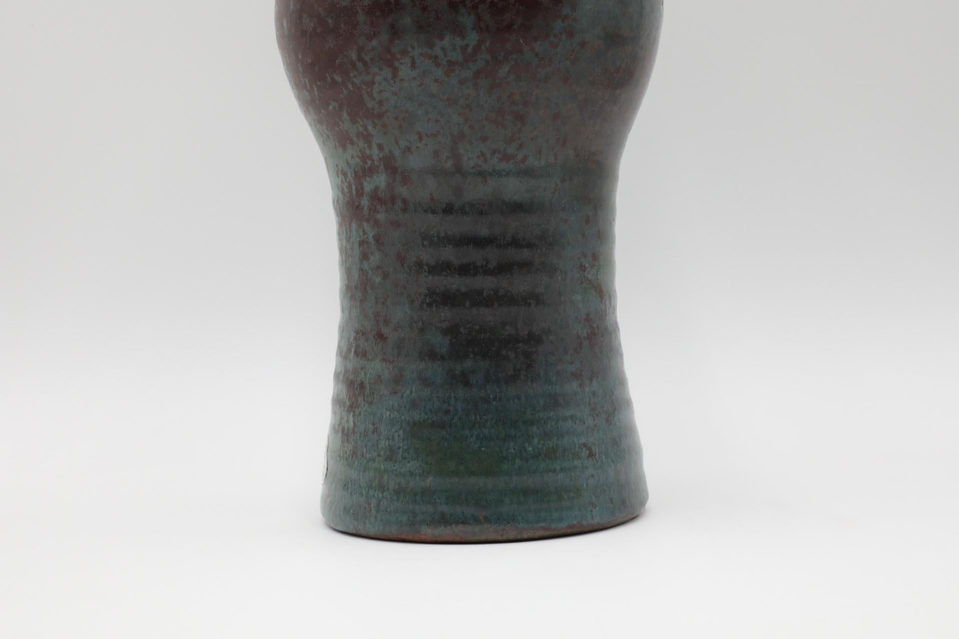 Vaso grande in ceramica marrone e verde acqua smaltata con etichetta del fiorista in vendita 3