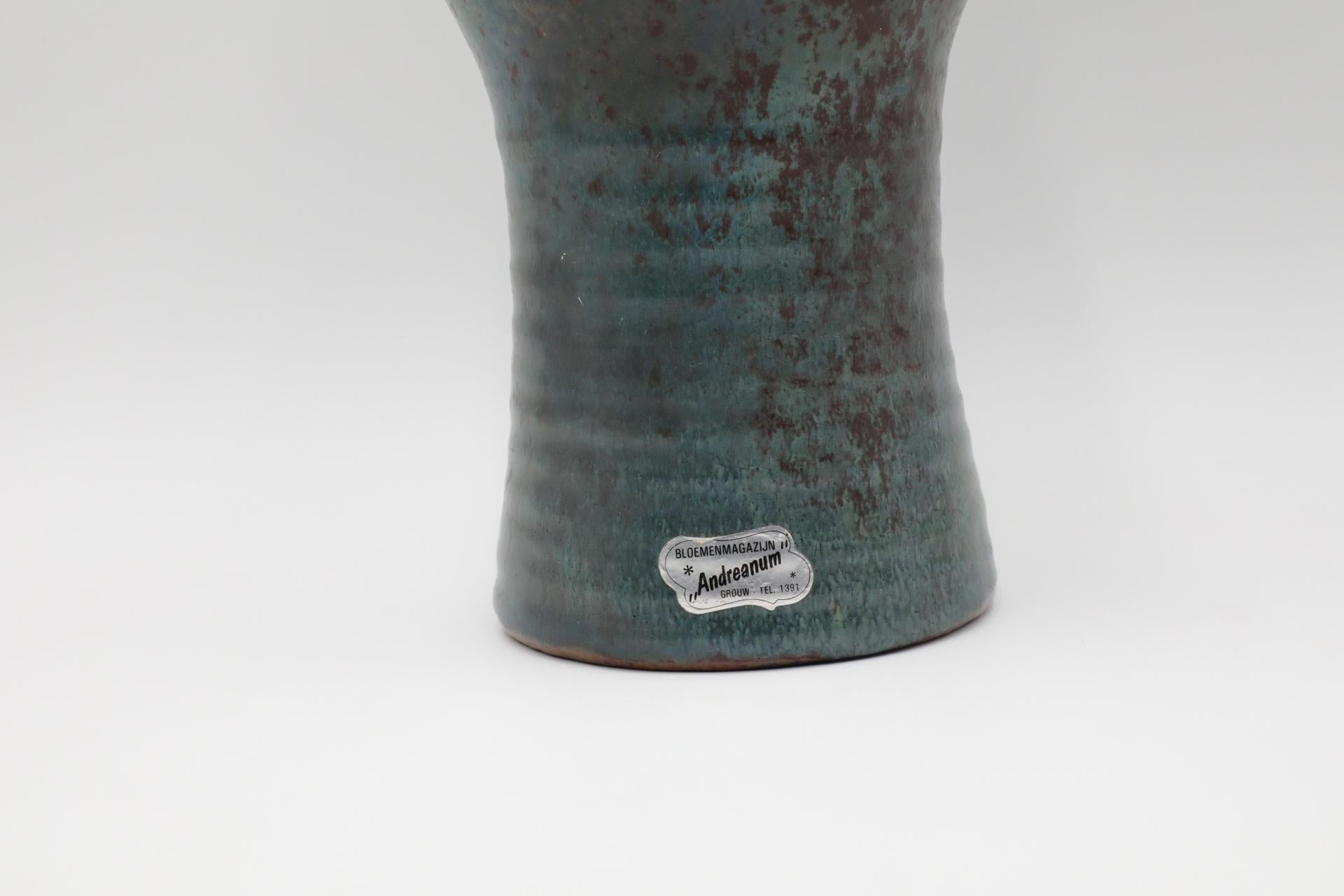 Vaso grande in ceramica marrone e verde acqua smaltata con etichetta del fiorista in vendita 4