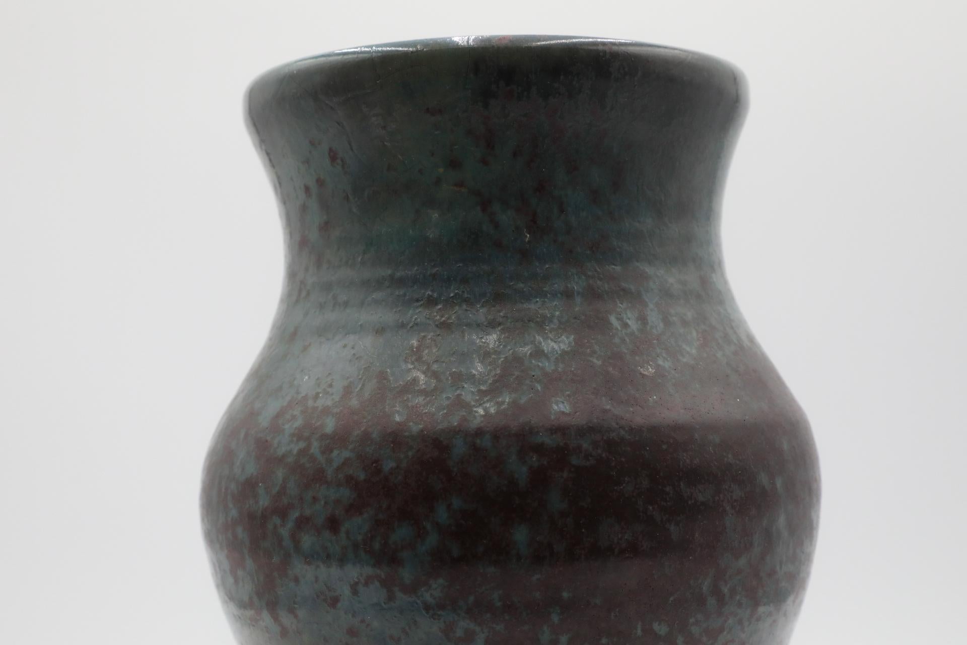 Vaso grande in ceramica marrone e verde acqua smaltata con etichetta del fiorista in vendita 5