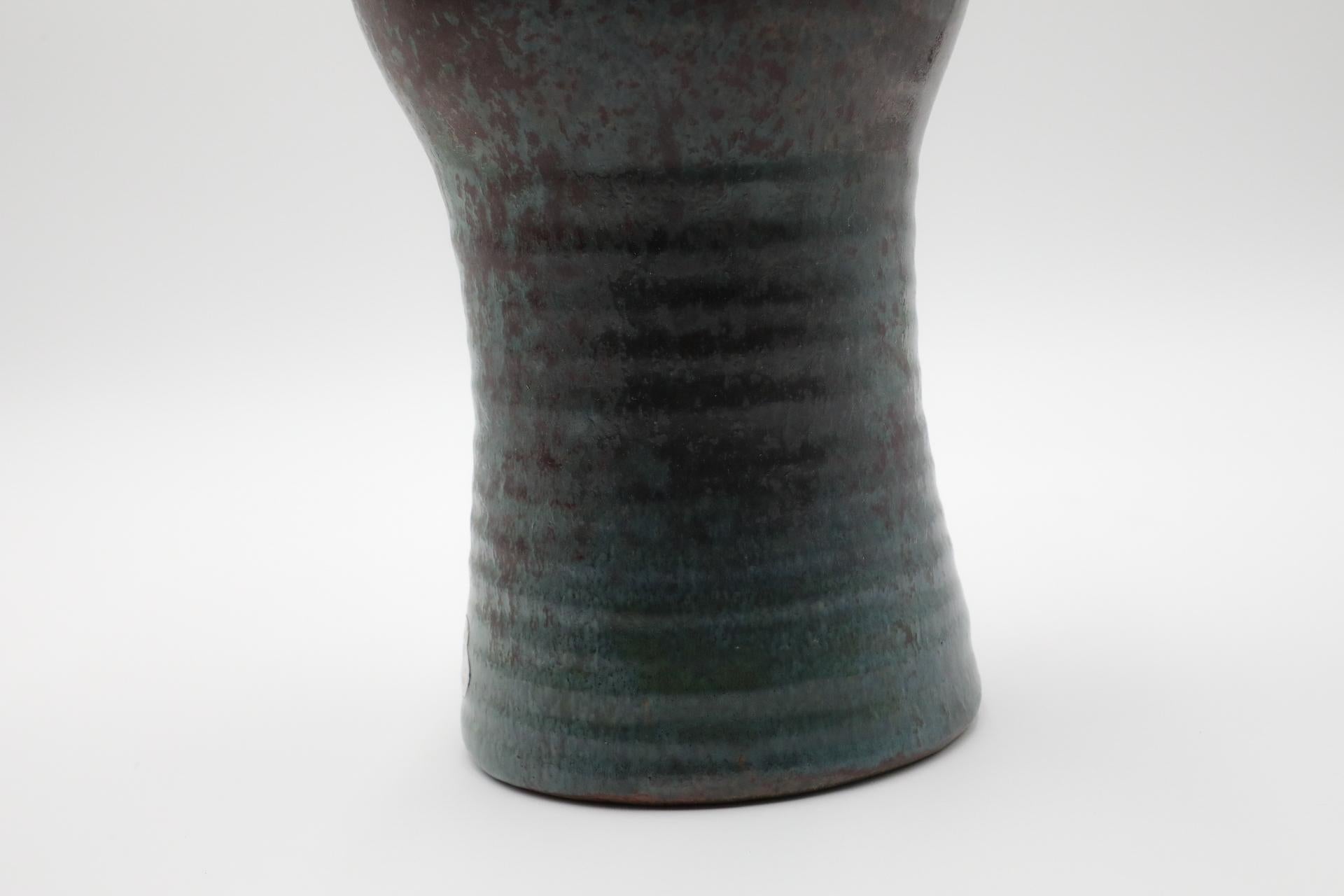 Vaso grande in ceramica marrone e verde acqua smaltata con etichetta del fiorista in vendita 6