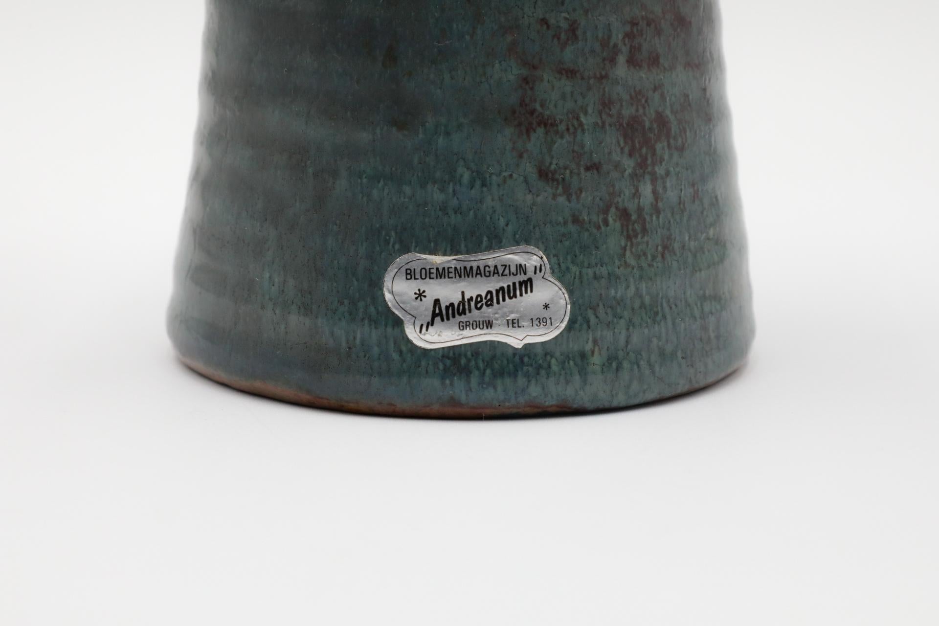 Vaso grande in ceramica marrone e verde acqua smaltata con etichetta del fiorista in vendita 8