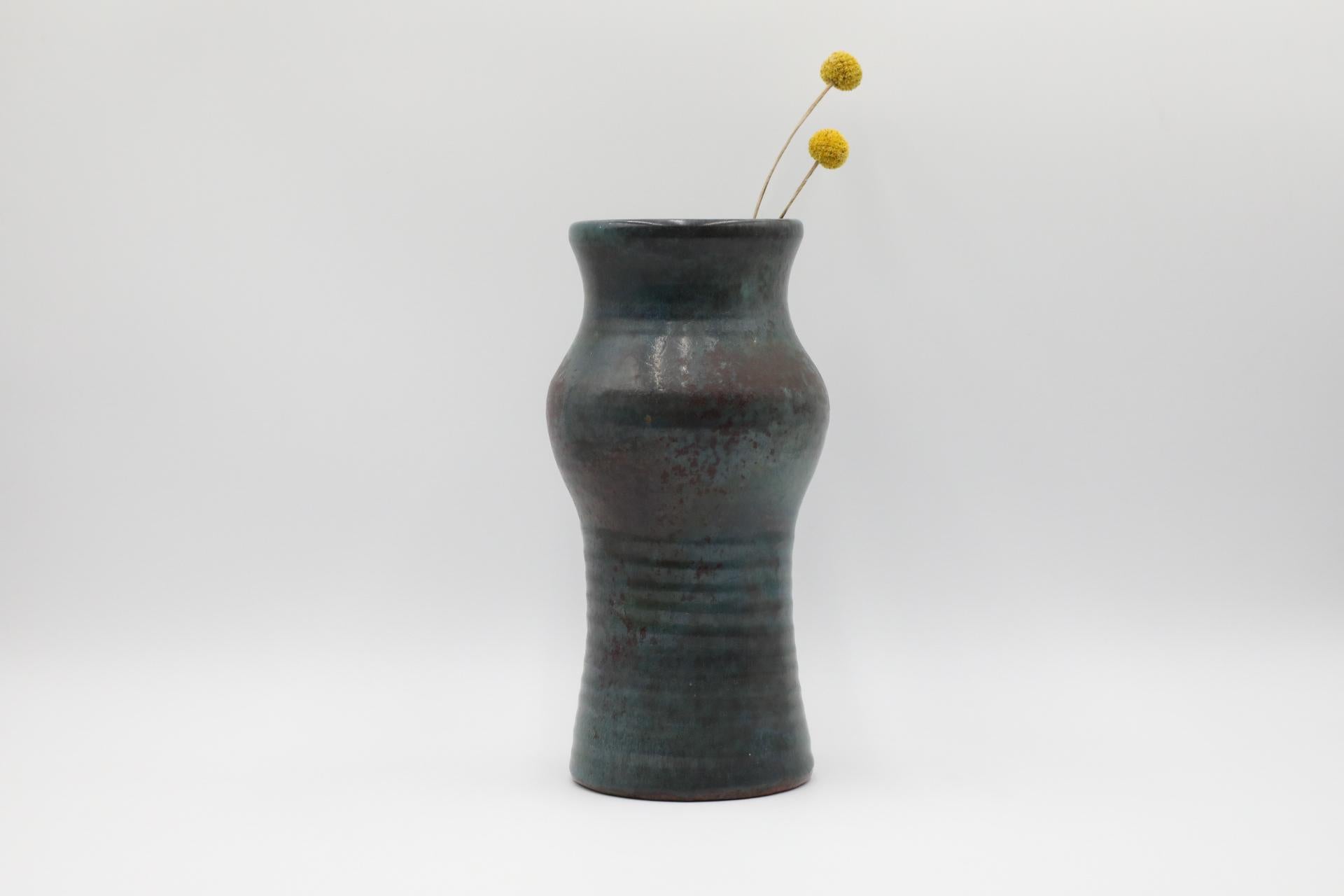 Mid-Century moderno Vaso grande in ceramica marrone e verde acqua smaltata con etichetta del fiorista in vendita