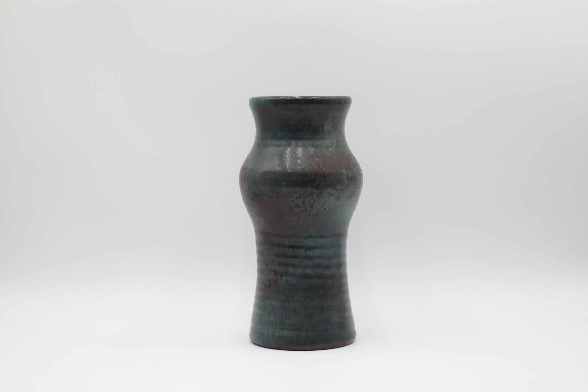 Tedesco Vaso grande in ceramica marrone e verde acqua smaltata con etichetta del fiorista in vendita