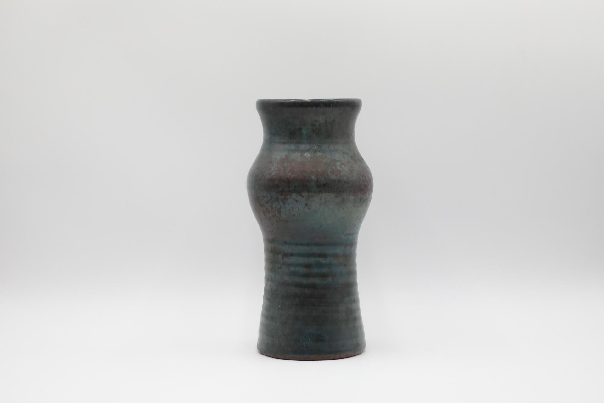 Smaltato Vaso grande in ceramica marrone e verde acqua smaltata con etichetta del fiorista in vendita