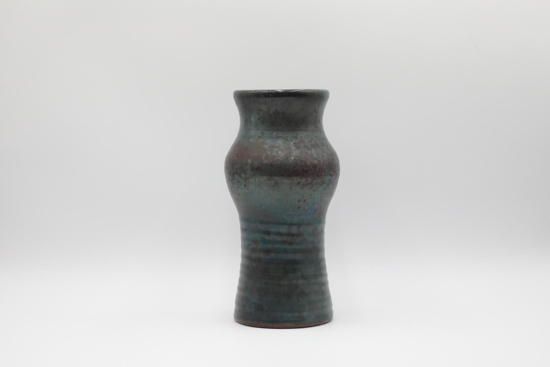 Vaso grande in ceramica marrone e verde acqua smaltata con etichetta del fiorista In condizioni buone in vendita a Los Angeles, CA