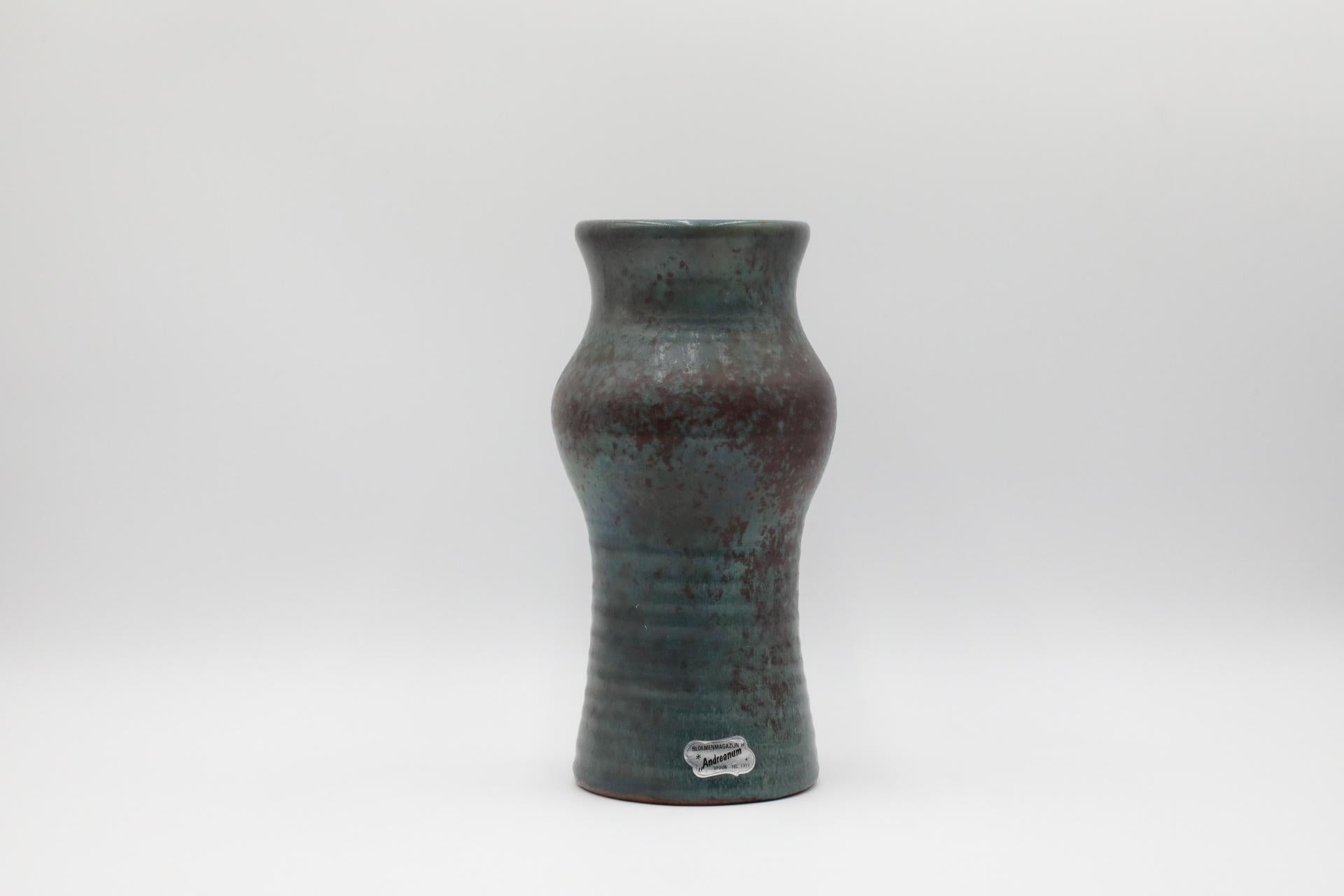 XX secolo Vaso grande in ceramica marrone e verde acqua smaltata con etichetta del fiorista in vendita