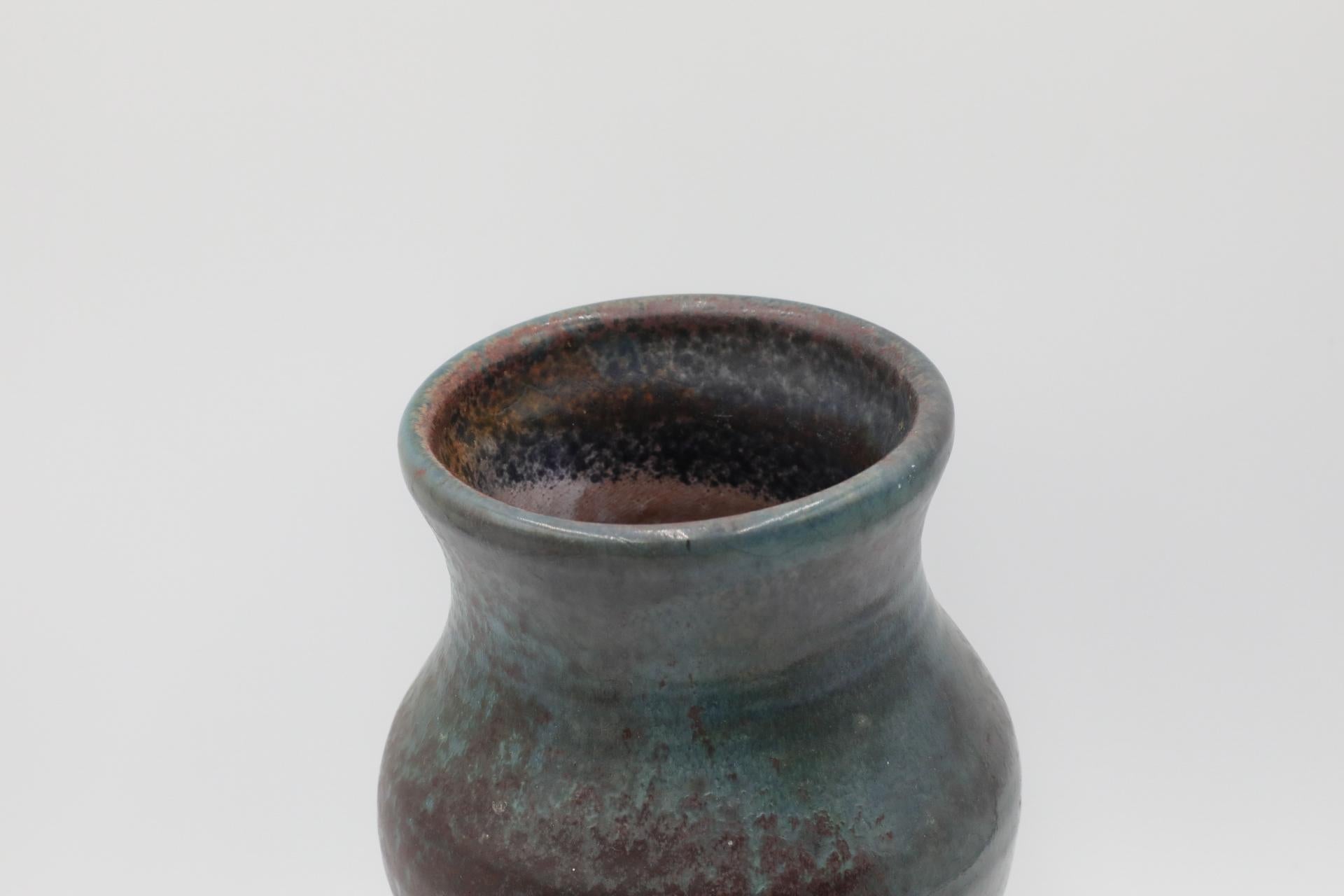 Ceramica Vaso grande in ceramica marrone e verde acqua smaltata con etichetta del fiorista in vendita