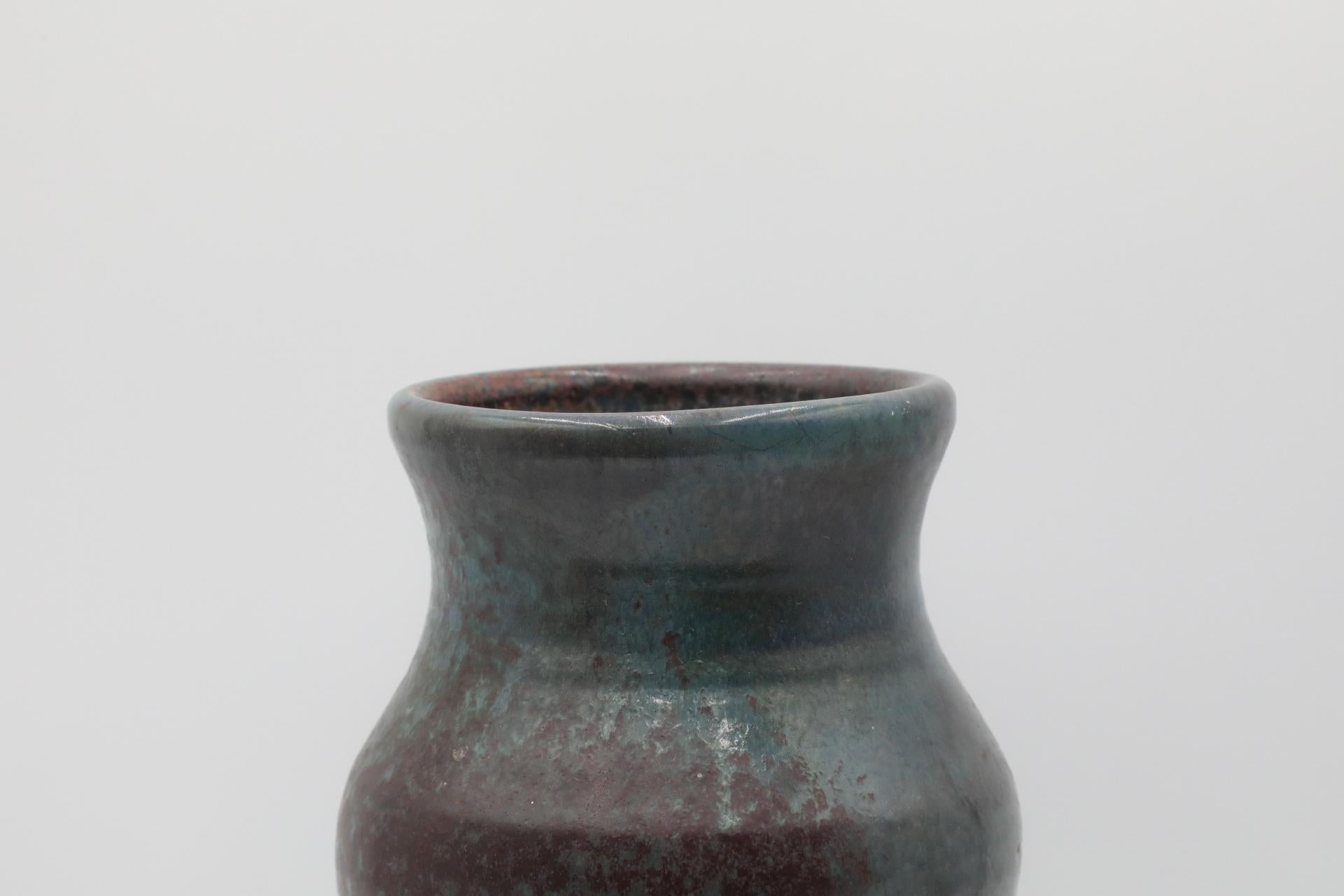 Vaso grande in ceramica marrone e verde acqua smaltata con etichetta del fiorista in vendita 1