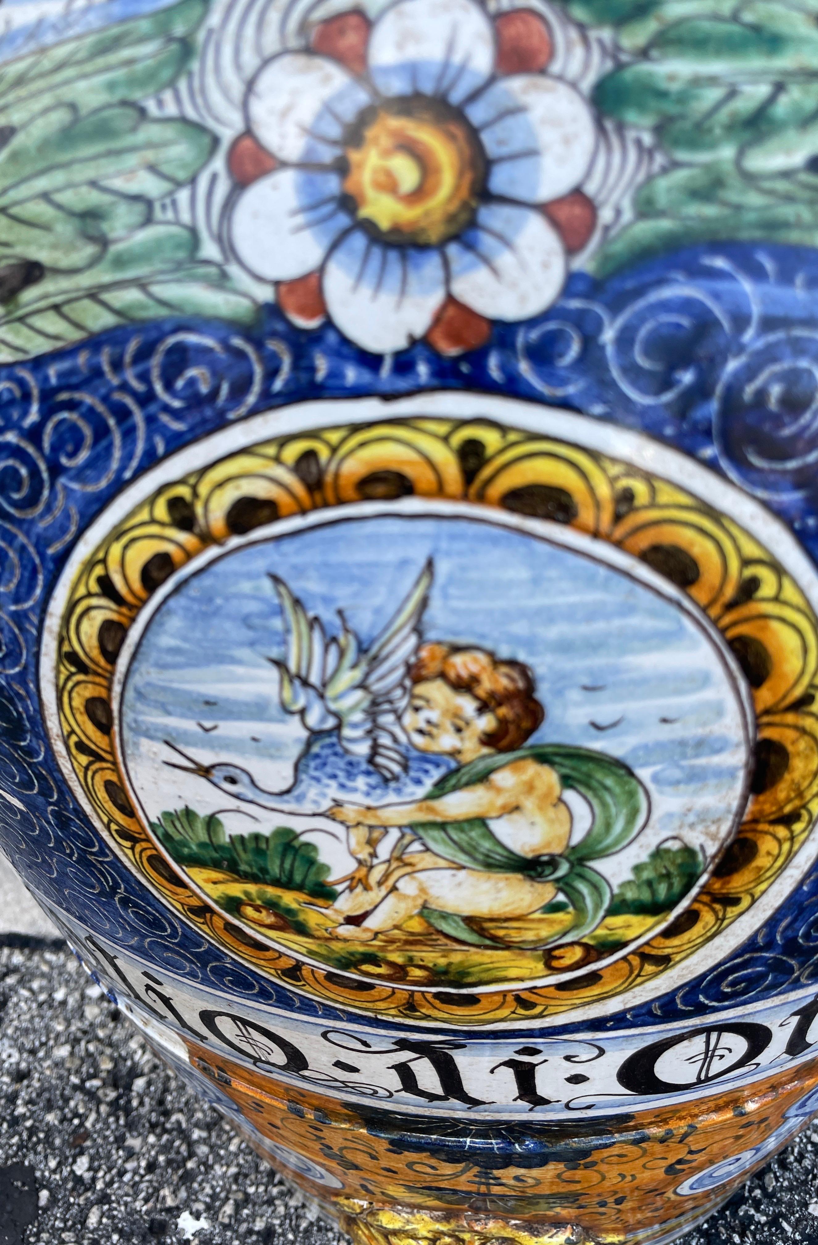 Splendida brocca in terracotta italiana d'epoca. Decorazioni dipinte a mano in blu e oro. Bella testa di leone con anelli su ogni lato,