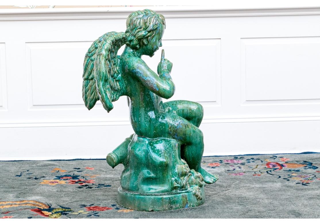 Vernissé Grande sculpture de jardin Putto en terre cuite émaillée en vente