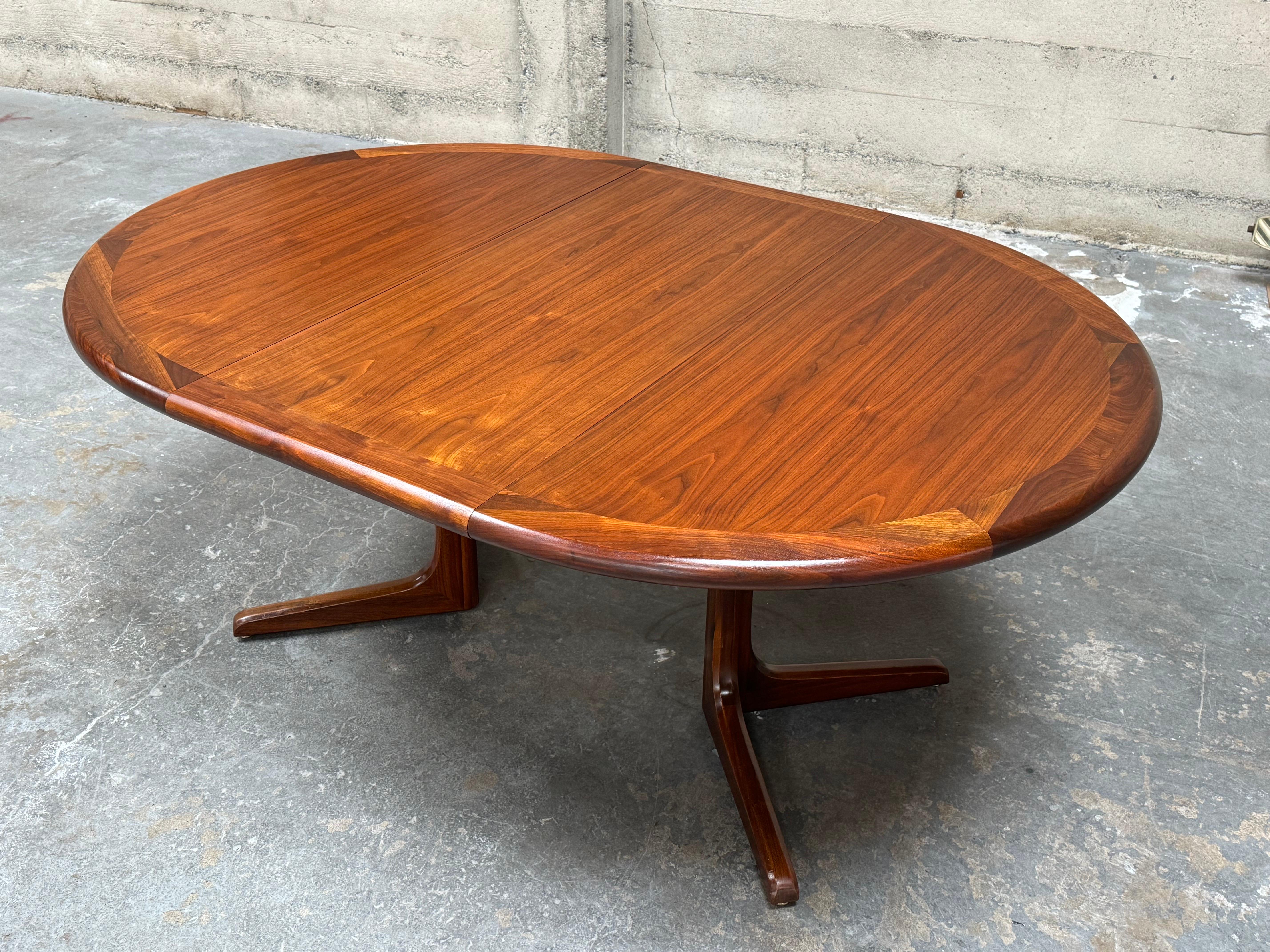 Large Glenn of California Walnut Dining Table w/ 3 Leaves In Good Condition In Oakland, CA