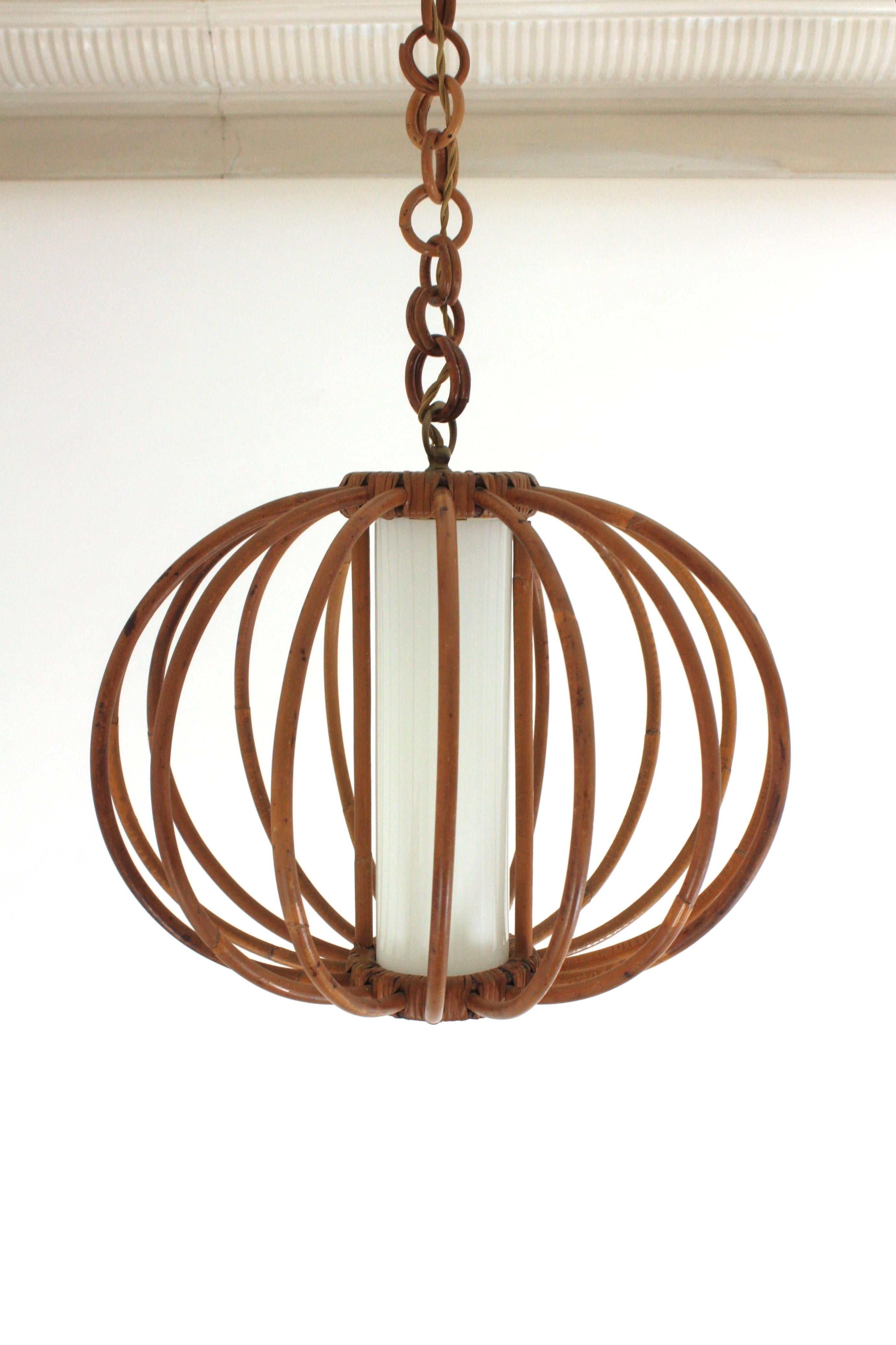 Grande sospensione a globo in rattan e vetro lattimo, 1950 in vendita 3