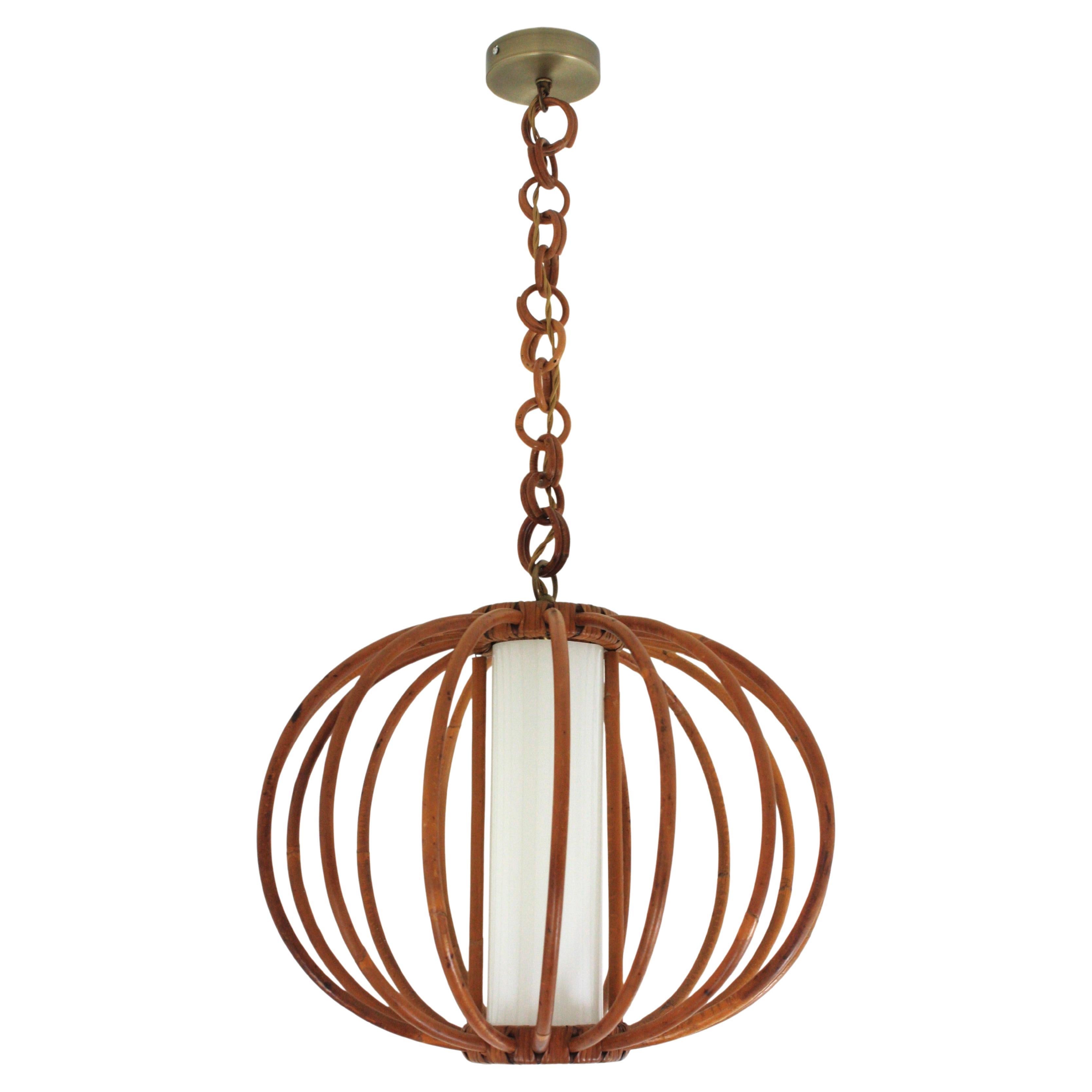 Lanterna in rattan e vetro al latte con paralume a forma di globo, Spagna, anni 1950-1960.
Il paralume a forma di globo è appeso a una catena con maglie rotonde in rattan che possono essere accorciate per adattarle all'altezza desiderata. 
Ha un