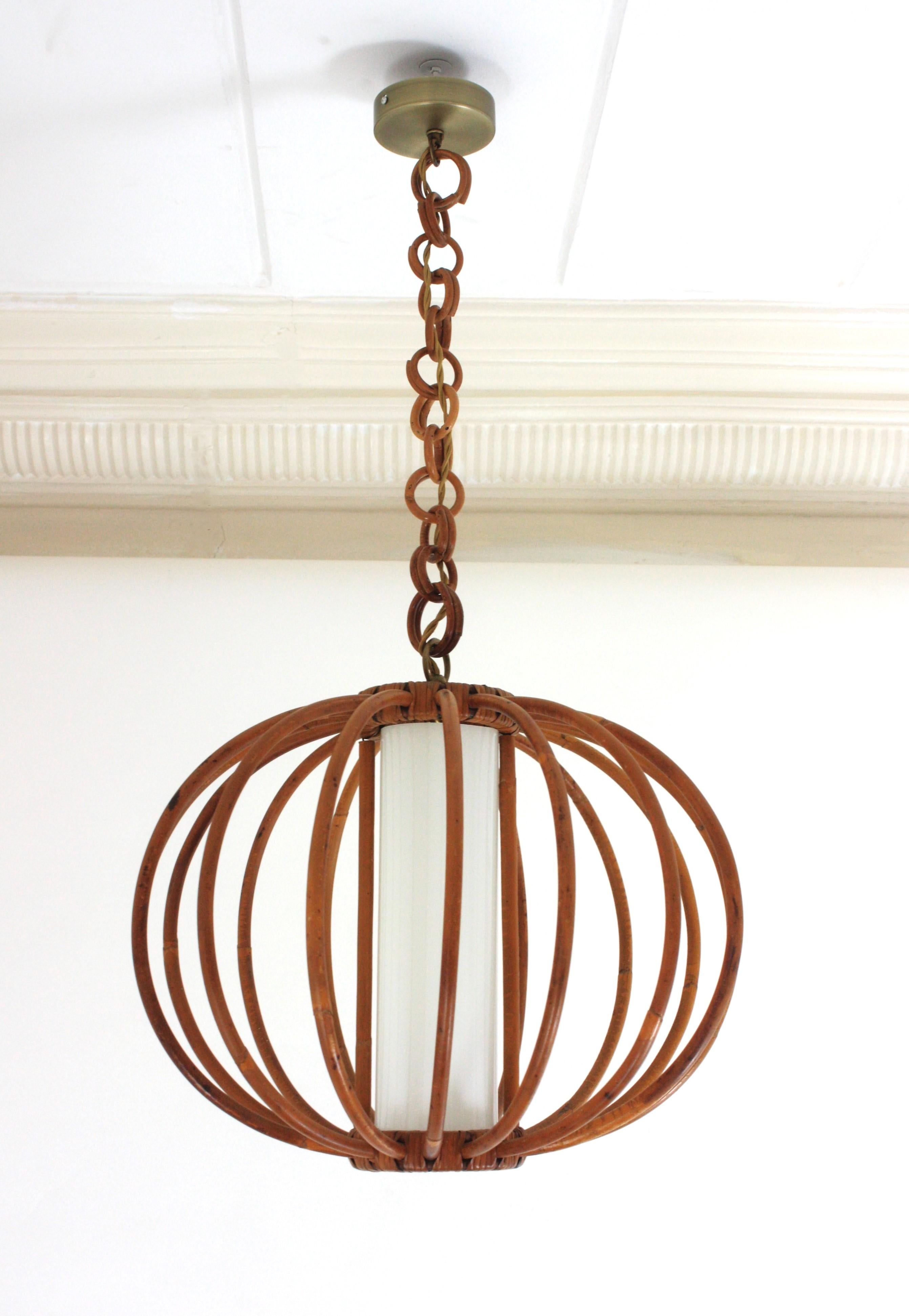 Mid-Century moderno Grande sospensione a globo in rattan e vetro lattimo, 1950 in vendita