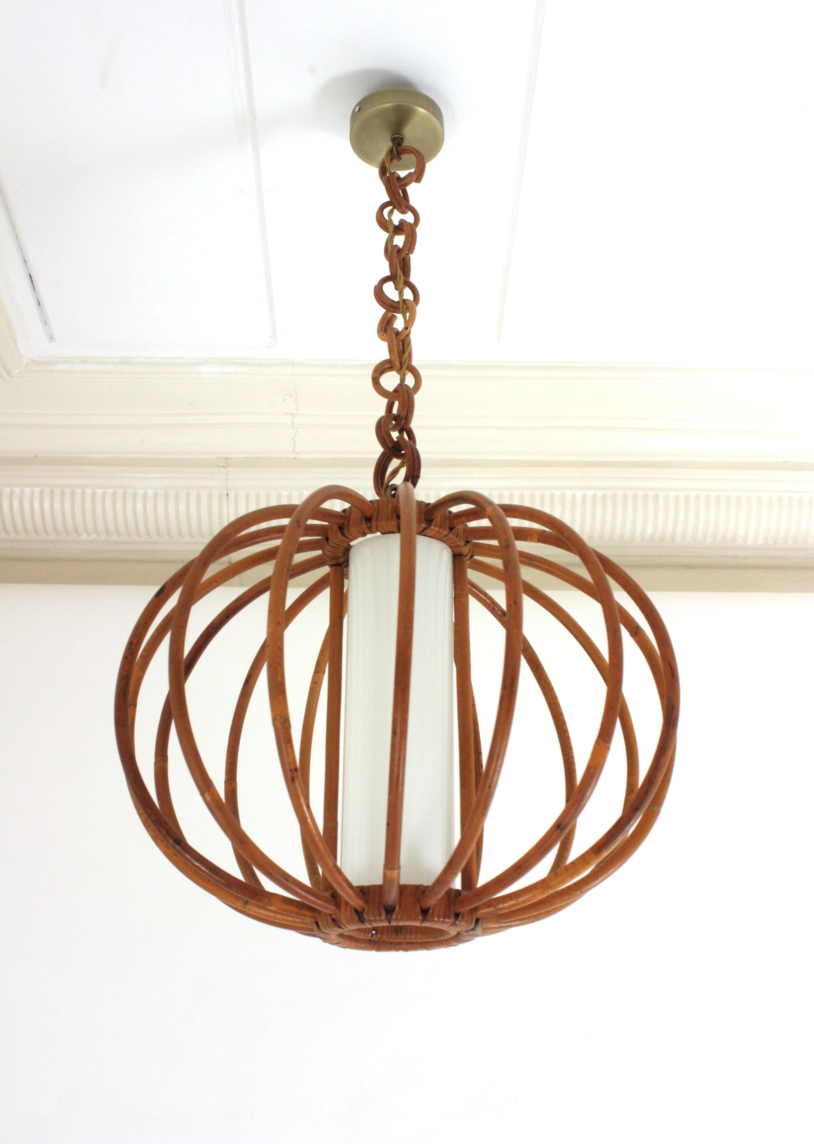 Spagnolo Grande sospensione a globo in rattan e vetro lattimo, 1950 in vendita