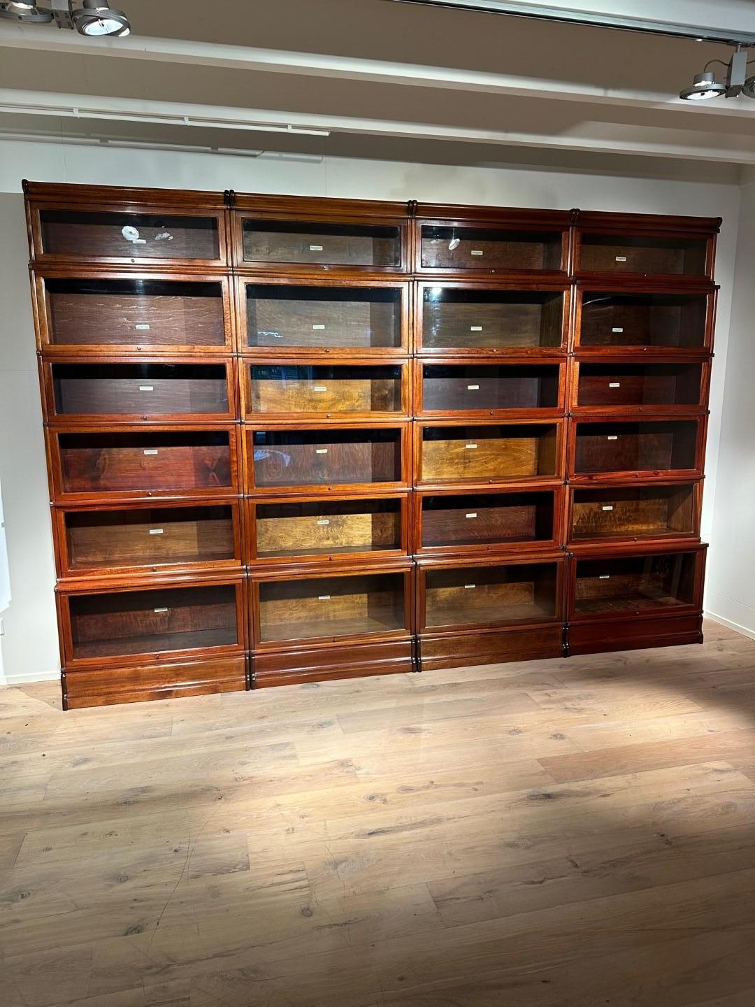 Grande et impressionnante bibliothèque Globe Wernicke en acajou, composée de 24 éléments empilables. L'armoire a 3 profondeurs différentes. C'est ce que l'on appelle l'arrangement 