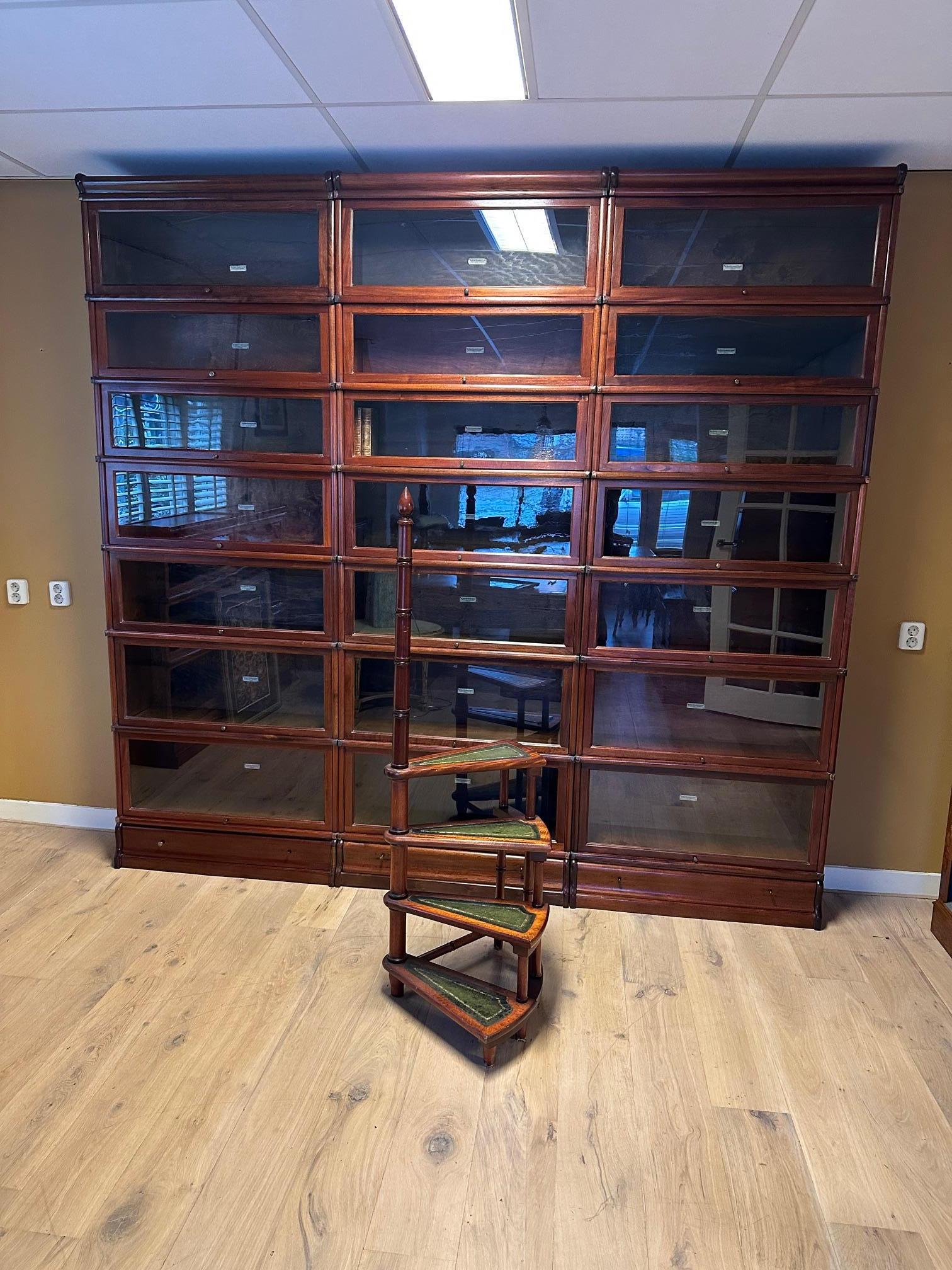 Mogano Large Globe Wernicke bookcase in vendita