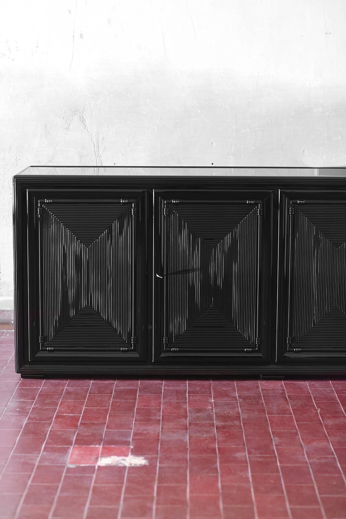 Large glossy black lacquered sideboard In Good Condition For Sale In Roma, RM