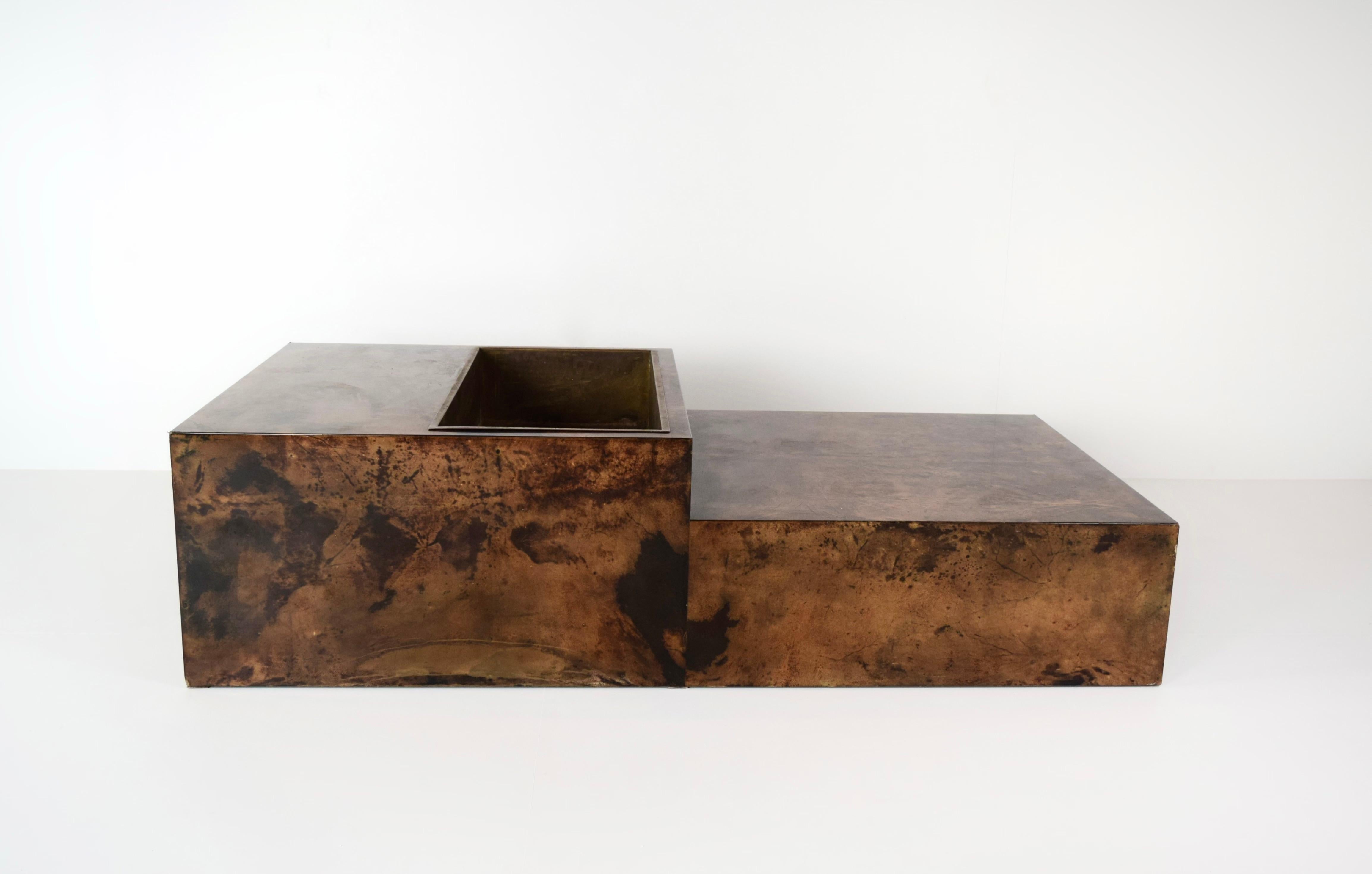 Wahrhaft beeindruckender Couchtisch von Aldo Tura aus lackiertem Ziegenleder. Der Mailänder Künstler Aldo Tura ist bekannt für diese exquisiten und exklusiven Couchtische. Dieser Tisch ist bronzefarben und in ausgezeichnetem Zustand. Er hat zwei