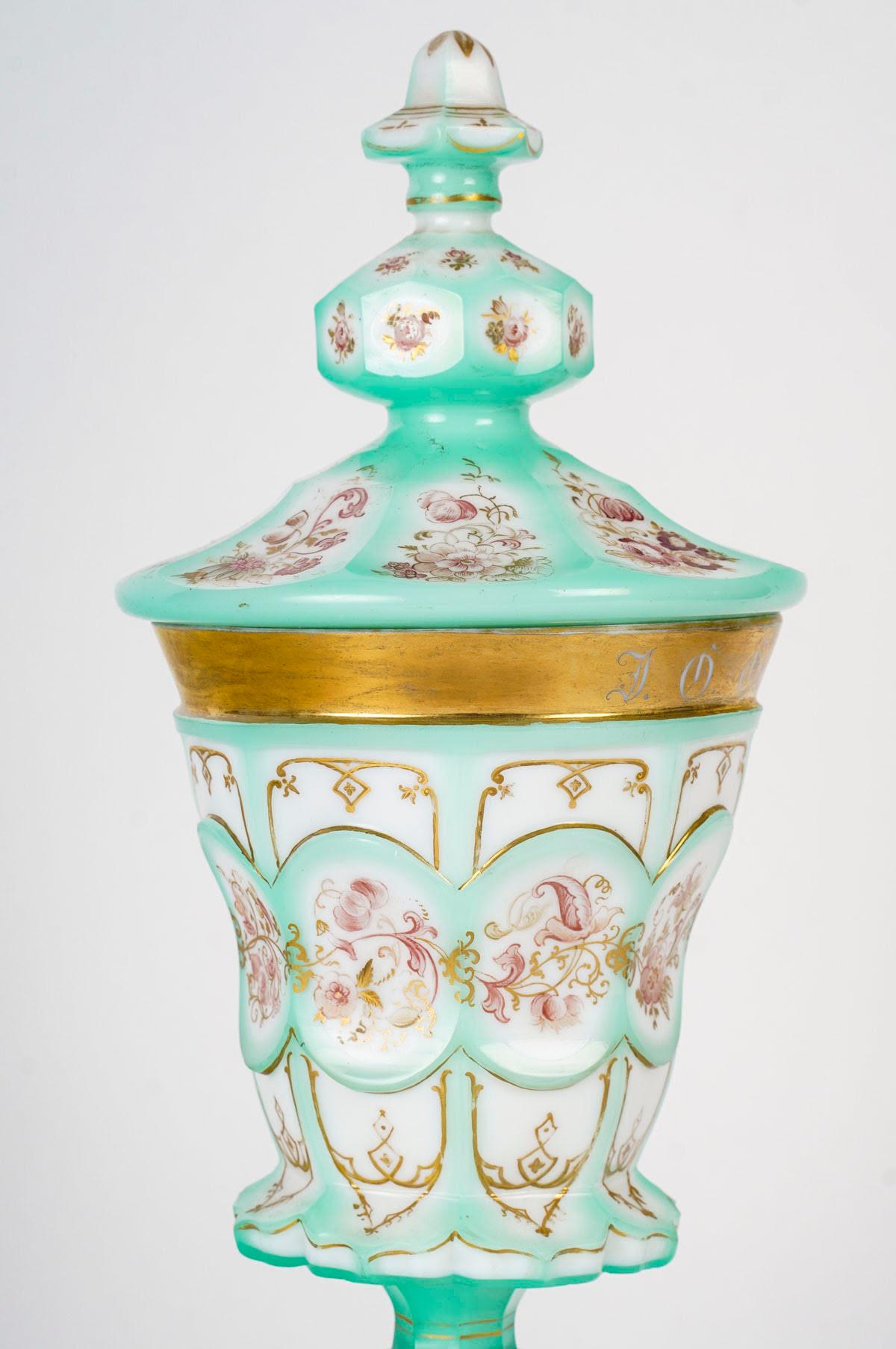 Großer Pokal mit Opaleinlage, 19. Jahrhundert, Periode Napoleon III.

Pokal aus dem 19. Jahrhundert, Periode Napoleon III, aus Overlay-Opal.
h: 37cm, T: 13,5cm