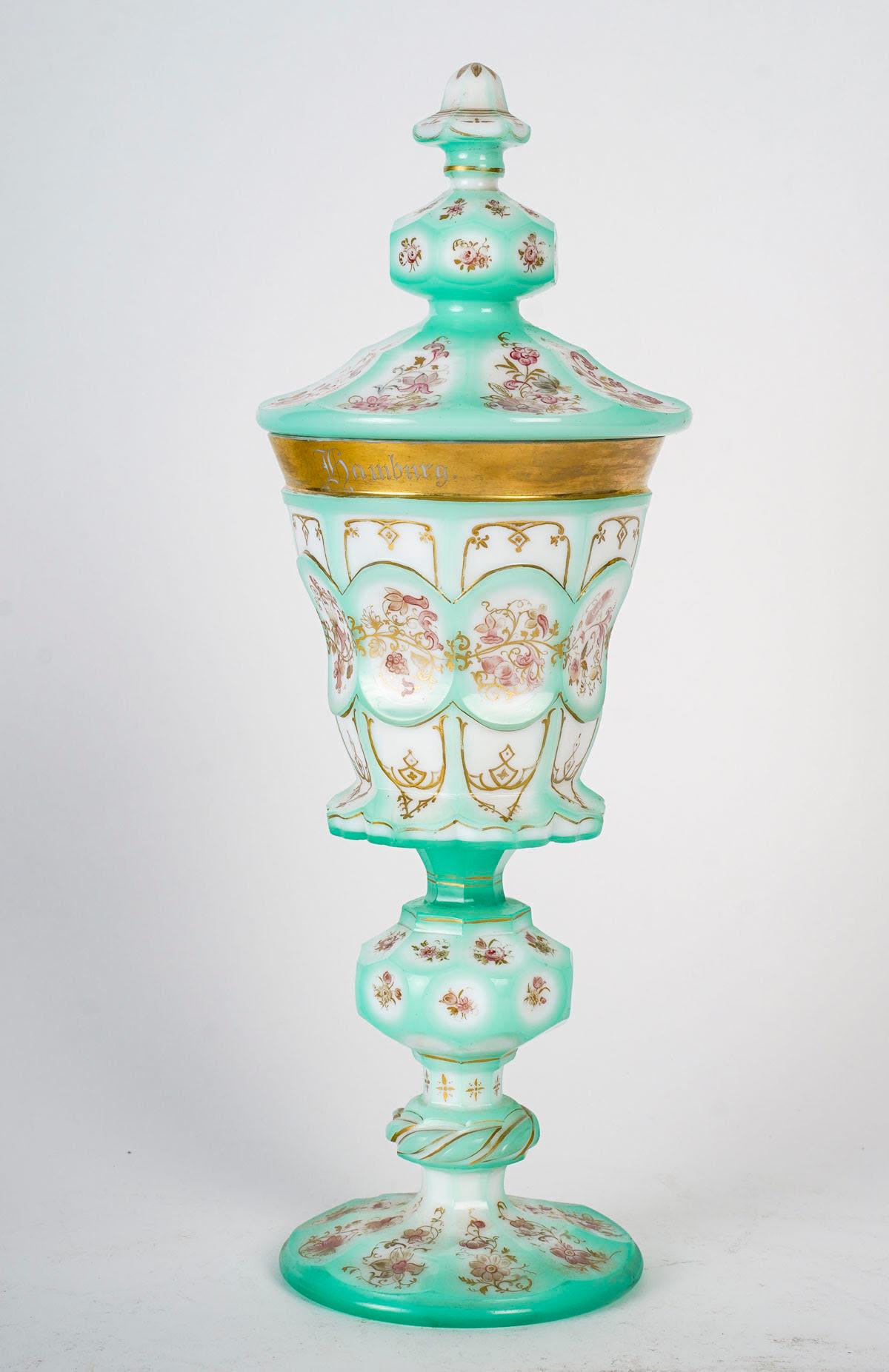 Large Goblet in Opaline Overlay, 19th Century, Napoleon III Period. In Good Condition For Sale In Saint-Ouen, FR