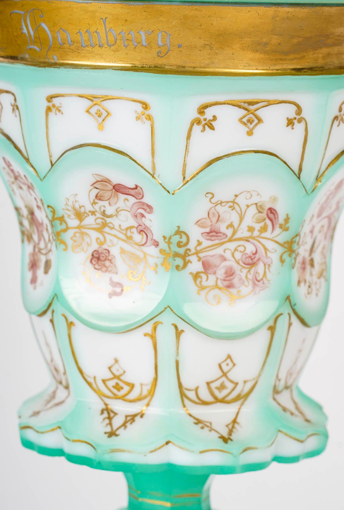 Großer Goblet mit Opalüberzug, 19. Jahrhundert, Zeit Napoleon III.-Periode. (Opalglas) im Angebot